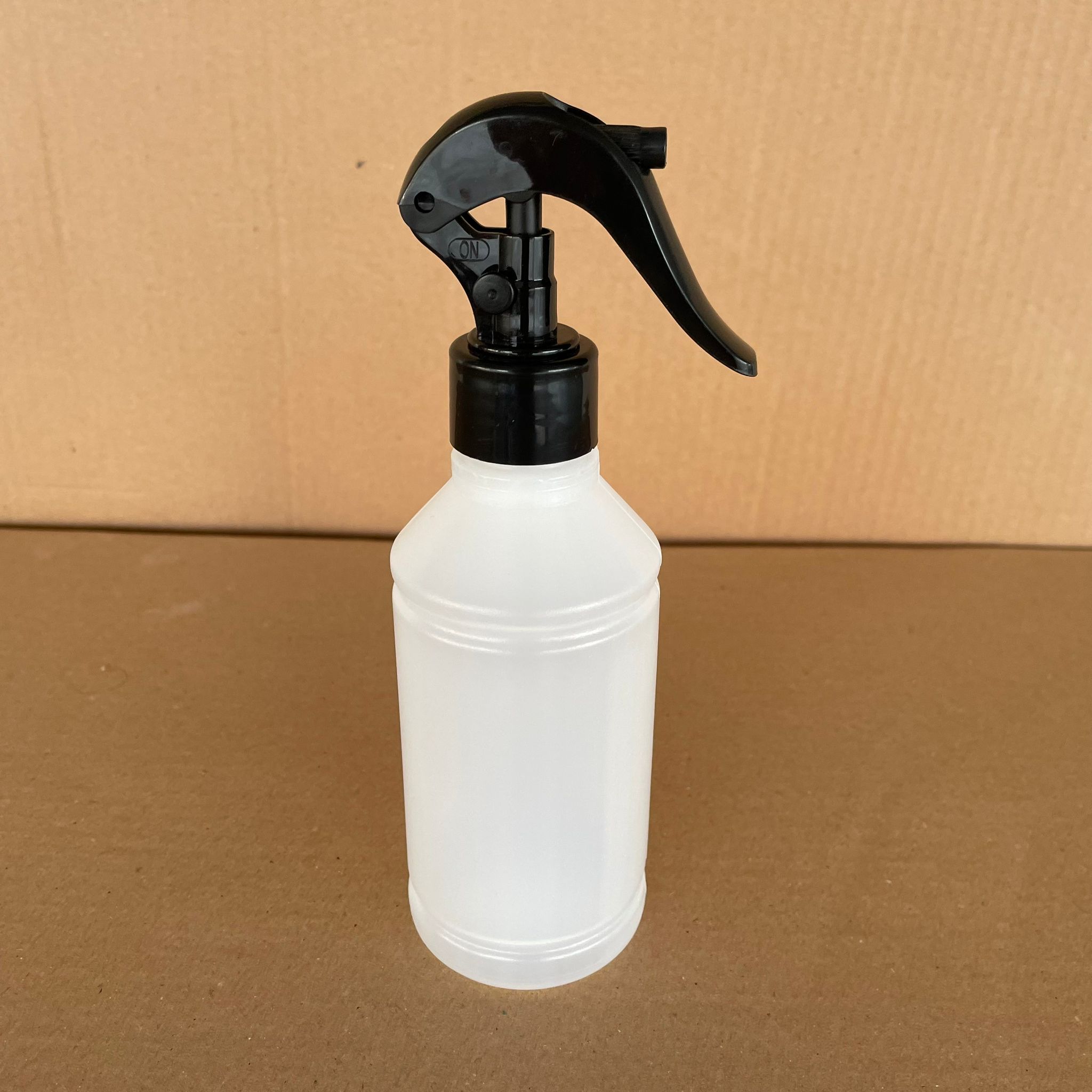 250 CC TİNER ŞİŞESİ - SİYAH TRİGER TETİK SPREYLİ (DUMAN PÜSKÜRTÜR) - 250 ML KİMYASALA DAYANIKLI PLASTİK ŞİŞE - 0,25 LT POLİETİLEN ŞİŞE