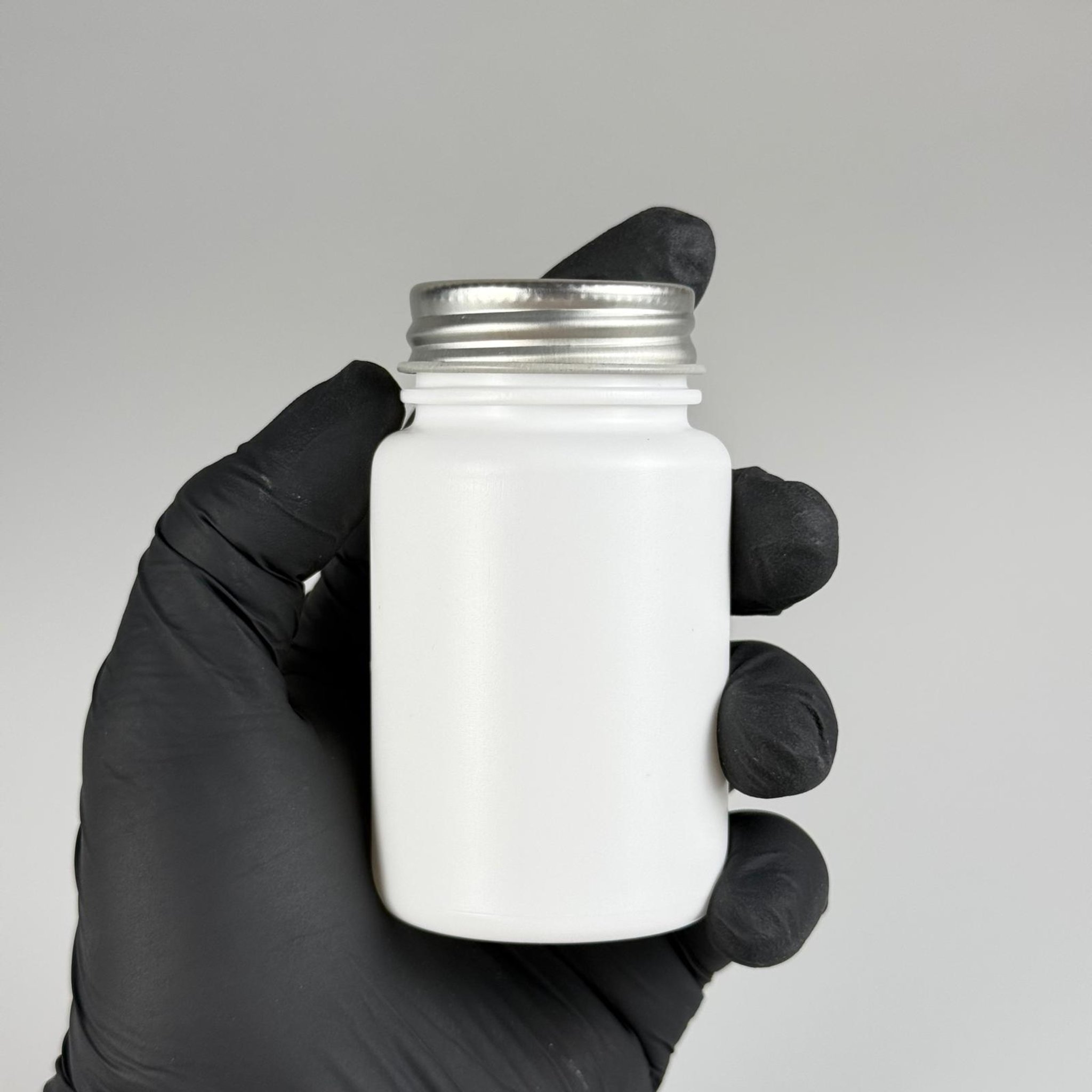 100 CC BEYAZ SERT POLİETİLEN ŞİŞE + GÜMÜŞ METAL KAPAKLI - 100 ML POLİETİLEN ŞİŞE