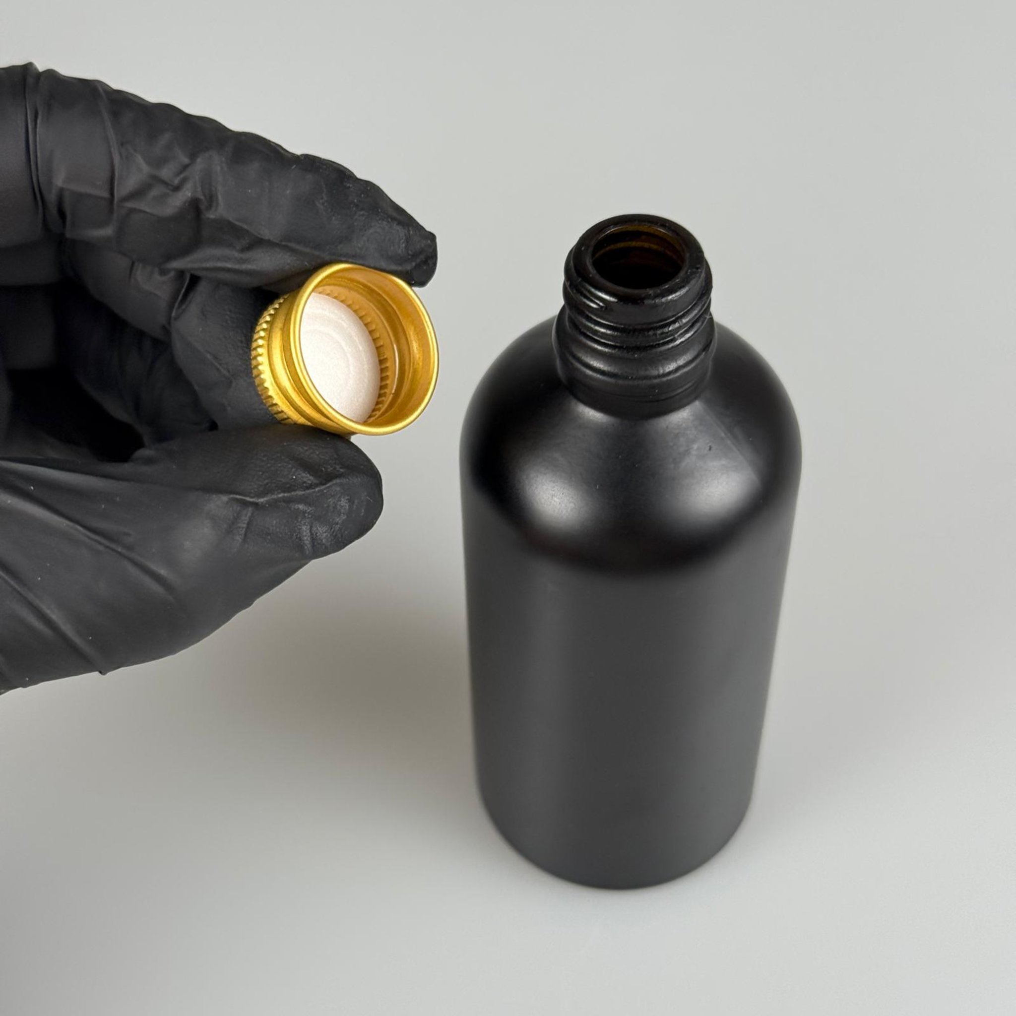 100 CC MAT SİYAH CAM ŞİŞE + KÖPÜK CONTALI GOLD ALÜMİNYUM METAL KAPAKLI TAKIM - 100 ML MAT SİYAH CAM ŞİŞE