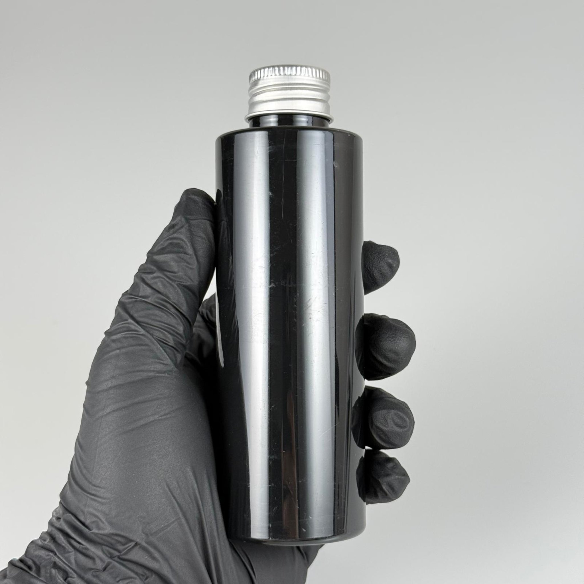 150 CC SİYAH SİLİNDİR MODEL PARLAK SERT PET ŞİŞE (24 AĞIZ) + KÖPÜK CONTALI GÜMÜŞ METAL ALÜMİNYUM KAPAK TAKIM - 150 ML KAPAKLI SİYAH PET ŞİŞELER