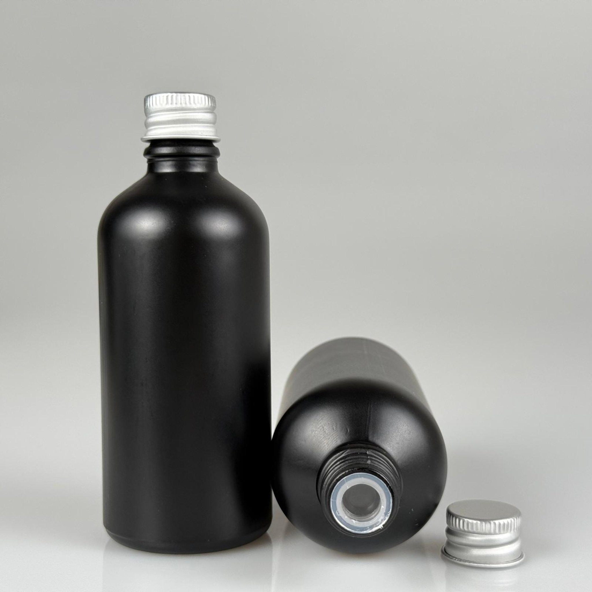100 CC MAT SİYAH CAM ŞİŞE + KÖPÜK CONTALI GÜMÜŞ ALÜMİNYUM METAL KAPAKLI + KÖR TIPALI TAKIM - 100 ML MAT SİYAH CAM ŞİŞE
