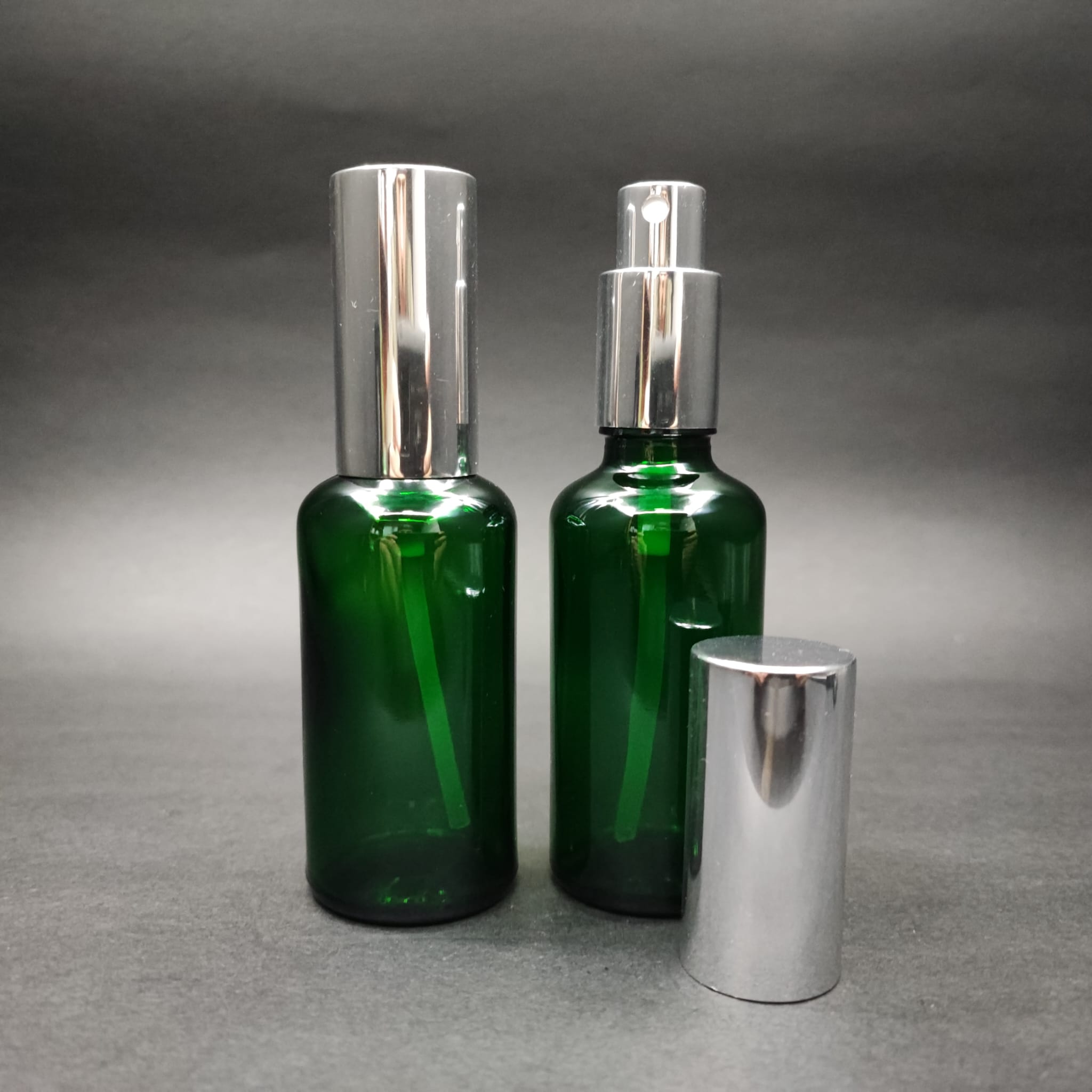 50 ML LÜKS VİDALI VALF ÇEVİRME PARFÜM ŞİŞELERİ - 50 CC YEŞİL CAM ŞİŞE - GÜMÜŞ METAL SPREYLİ KAPAKLI SET