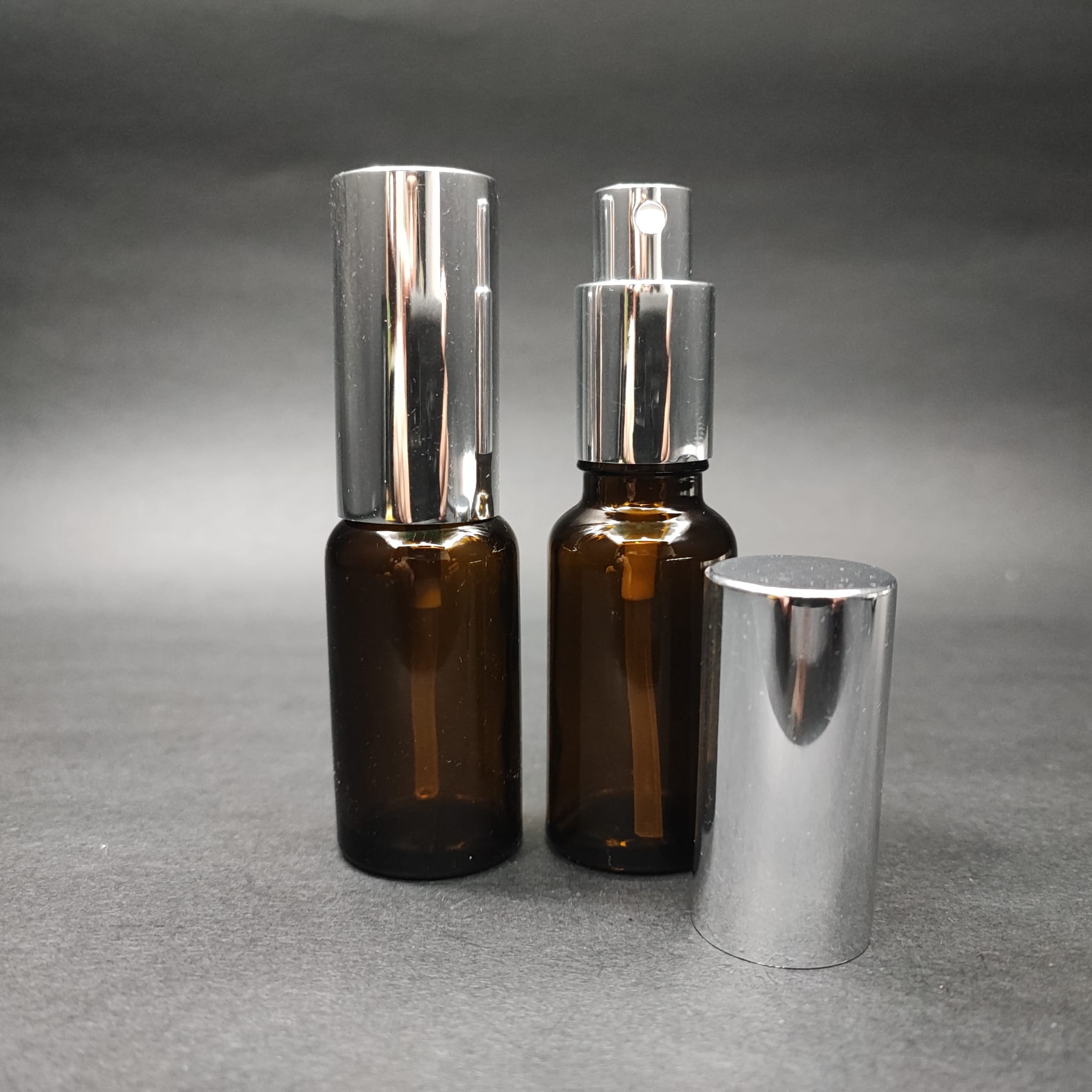 20 ML LÜKS VİDALI VALF ÇEVİRME PARFÜM ŞİŞELERİ - 20 CC AMBER CAM ŞİŞE - GÜMÜŞ METAL SPREYLİ KAPAKLI SET