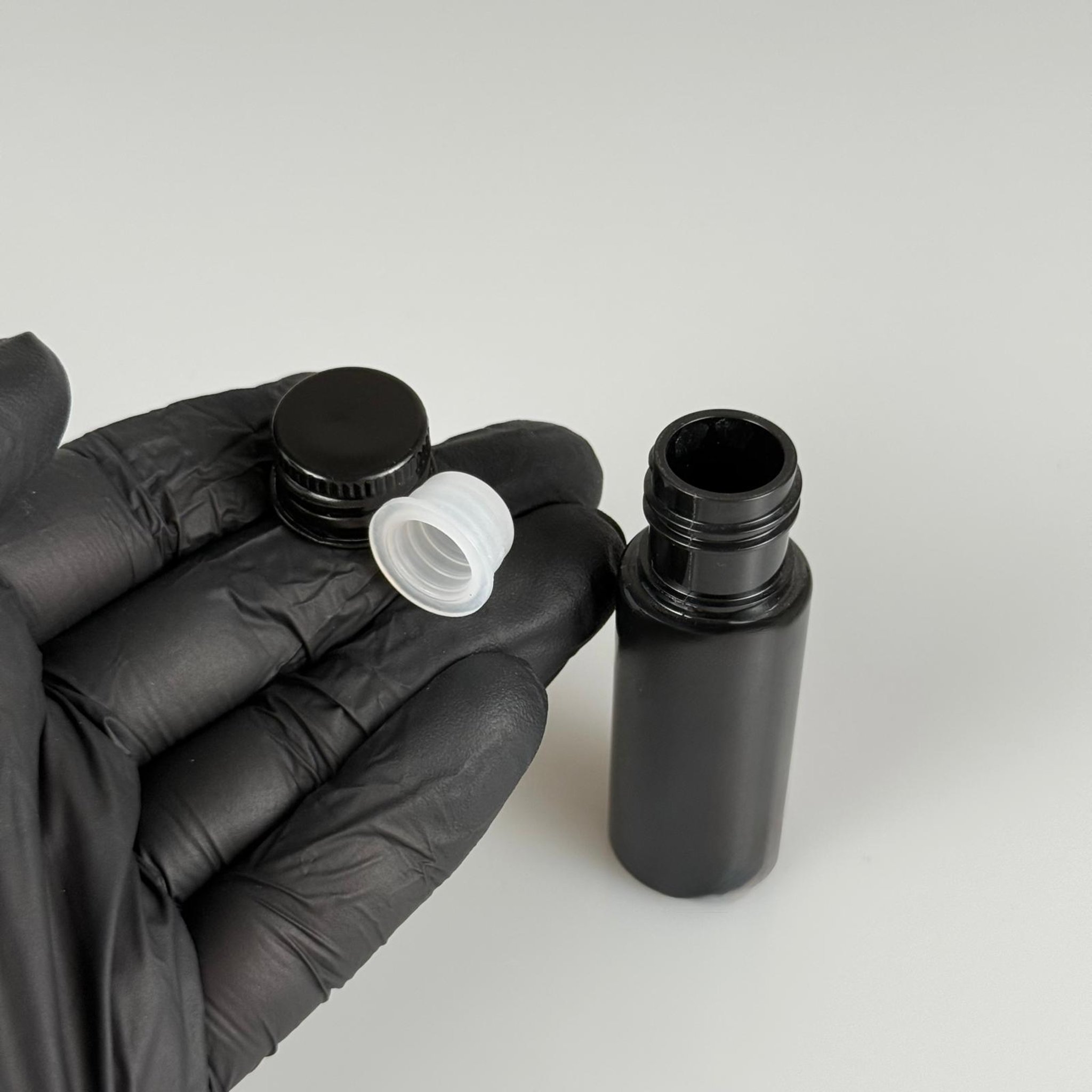 15 CC SİYAH SİLİNDİR PET ŞİŞE + KÖPÜK CONTALI SİYAH ALÜMİNYUM METAL KAPAKLI + KÖR TIPALI TAKIML - 15 ML SİYAH PET ŞİŞE