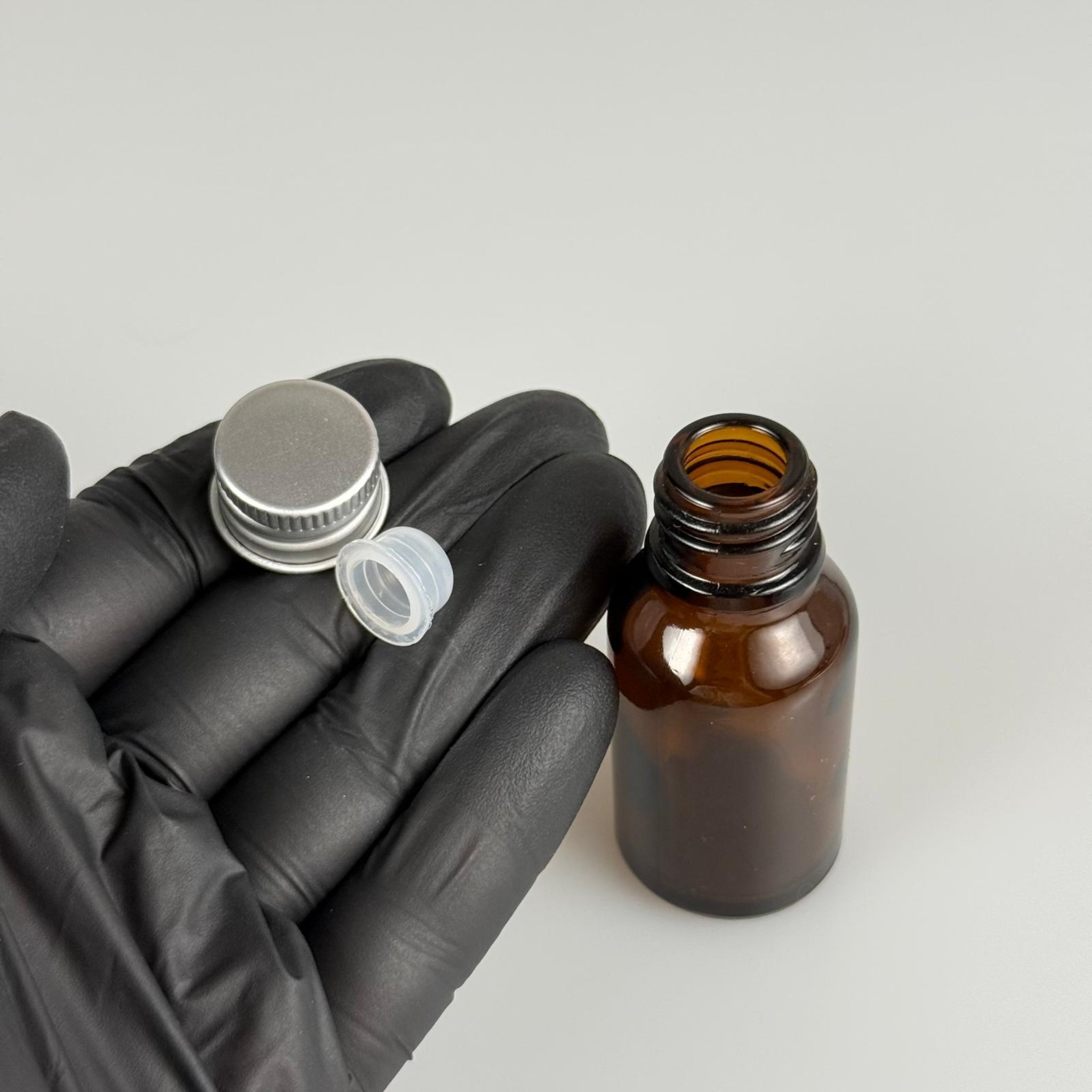15 CC AMBER CAM ŞİŞE + KÖPÜK CONTALI GÜMÜŞ ALÜMİNYUM METAL KAPAKLI + KÖR TIPALI TAKIM - 15 ML KAHVERENGİ CAM ŞİŞE
