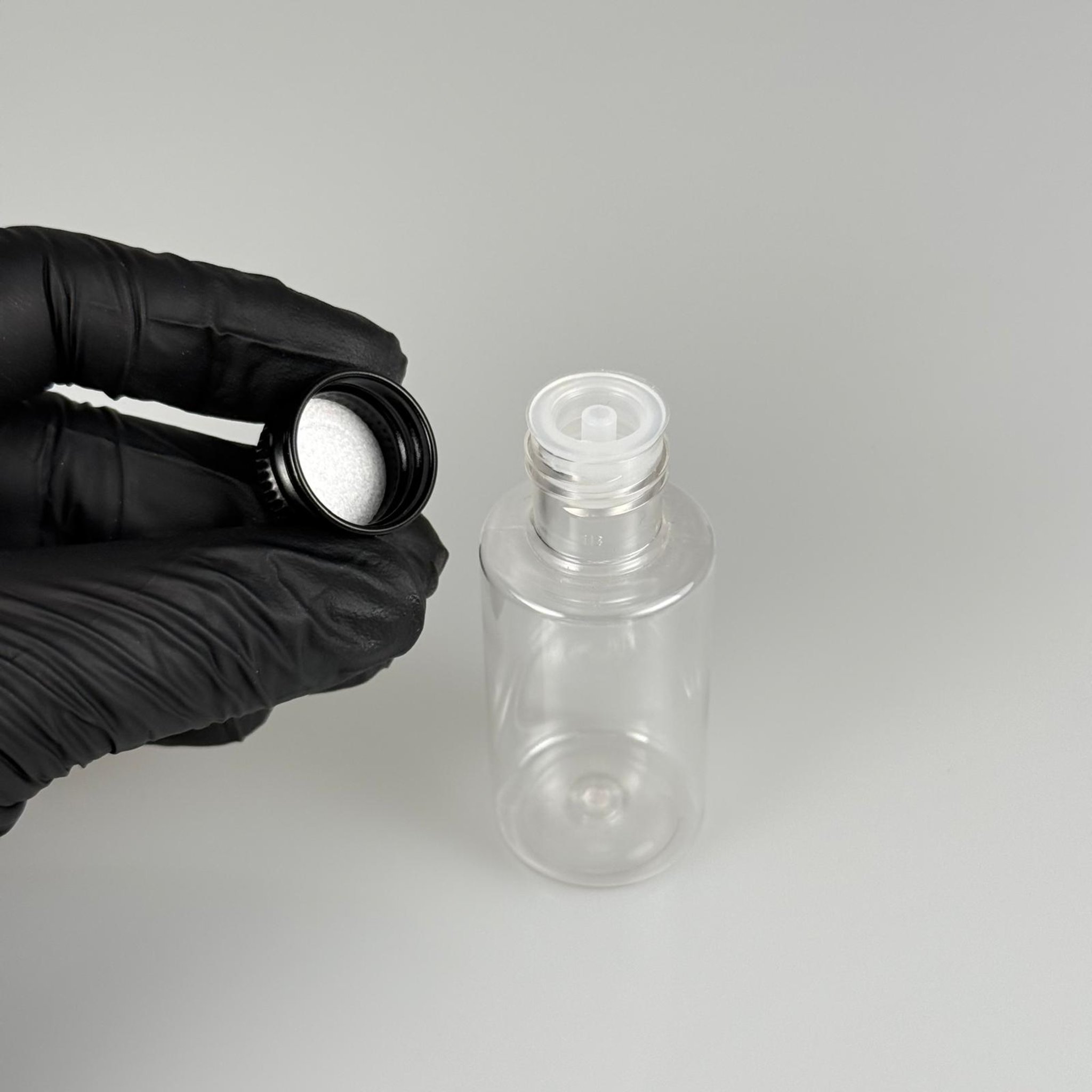 30 CC SİLİNDİR KISA MODEL PET ŞİŞE - KÖPÜK CONTALI SİYAH ALÜMİNYUM METAL KAPAKLI + DAMLALIKLI KOLONYA TIPALII TAKIM - 30 ML ŞEFFAF PET ŞİŞE