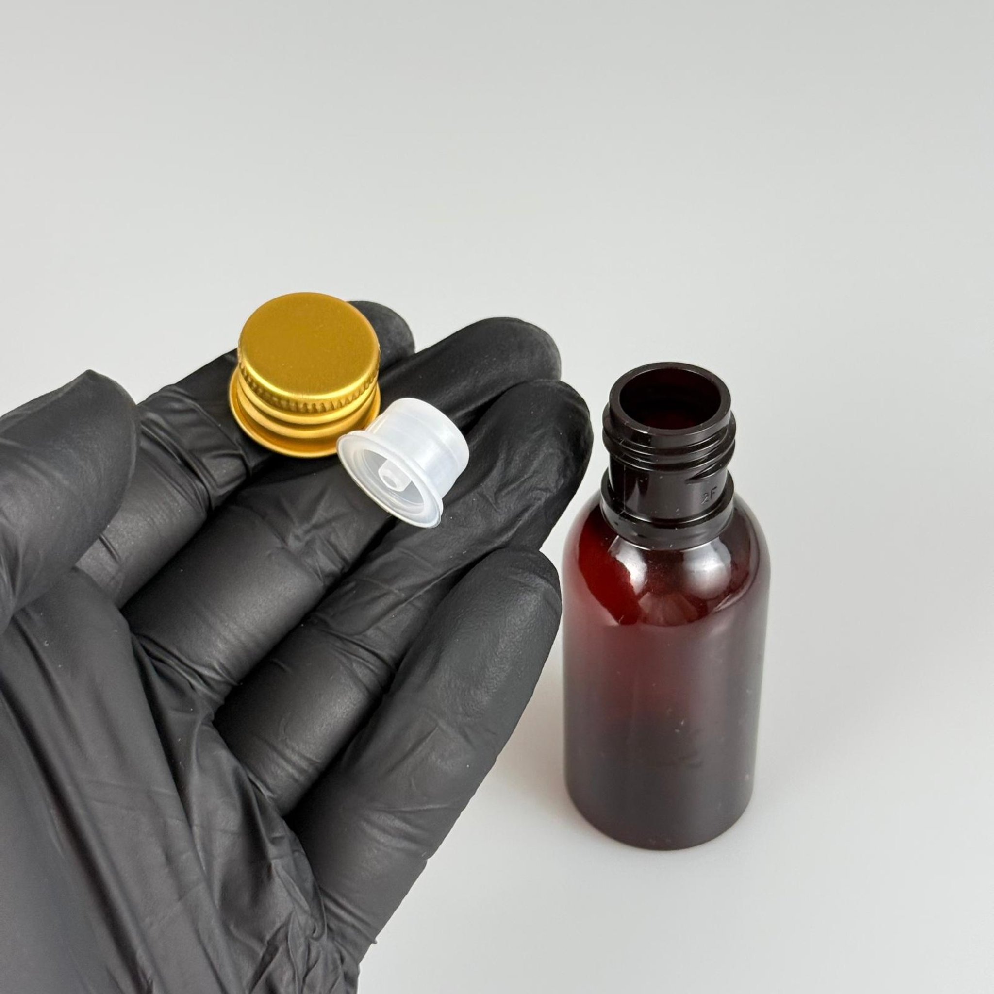 35 CC AMBER PET ŞİŞE - KÖPÜK CONTALI GOLD ALÜMİNYUM METAL KAPAKLI + DAMLALIKLI KOLONYA TIPALI TAKIM - 35 ML KAHVERENGİ PET ŞİŞE