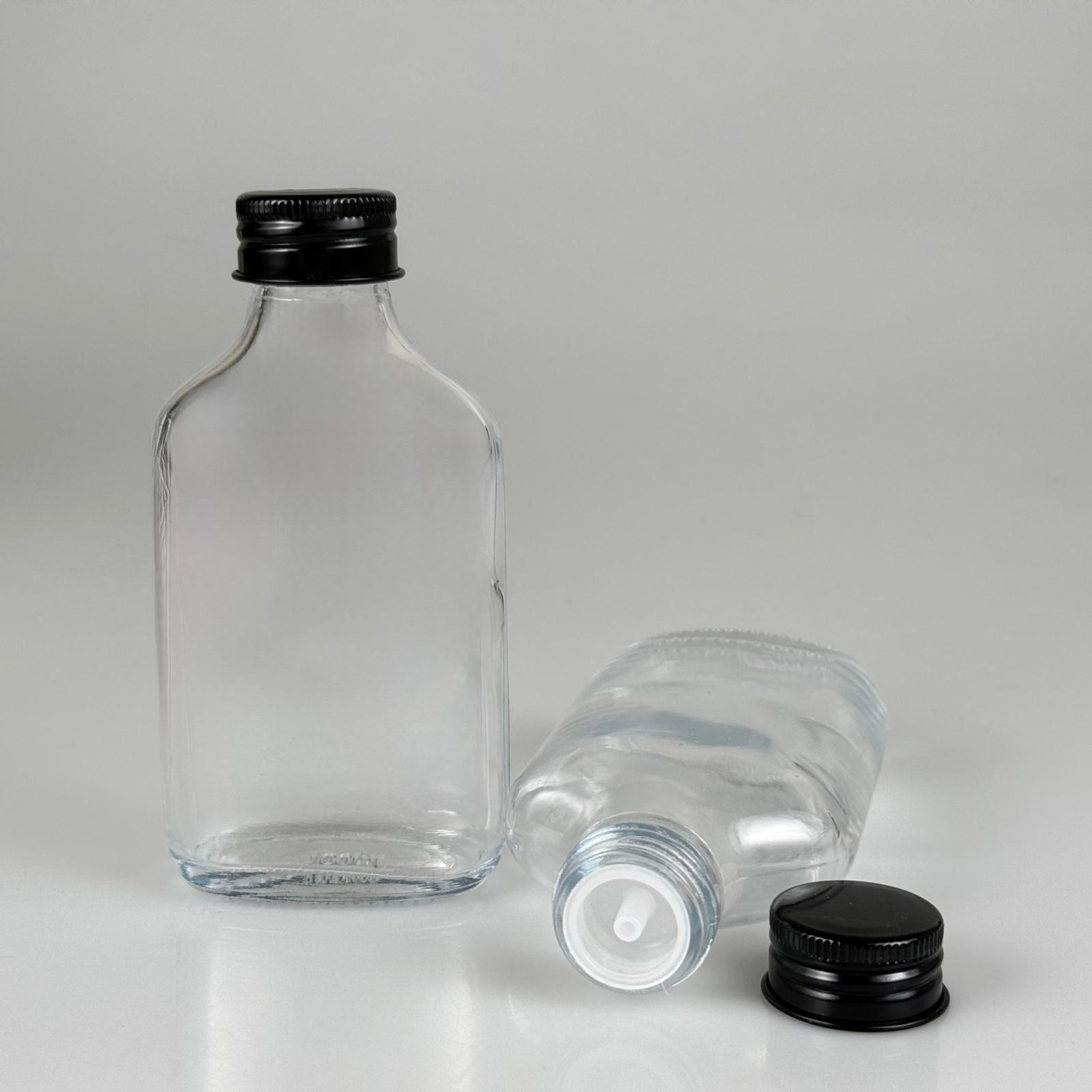 100 CC YASSI LÜX KOLONYA CAM ŞİŞE - SİYAH METAL ALÜMİNYUM KAPAKLI + KOLONYA TIPALI - 100 ML LÜKS METAL KAPAKLI CAM KOLONYA ŞİŞESİ