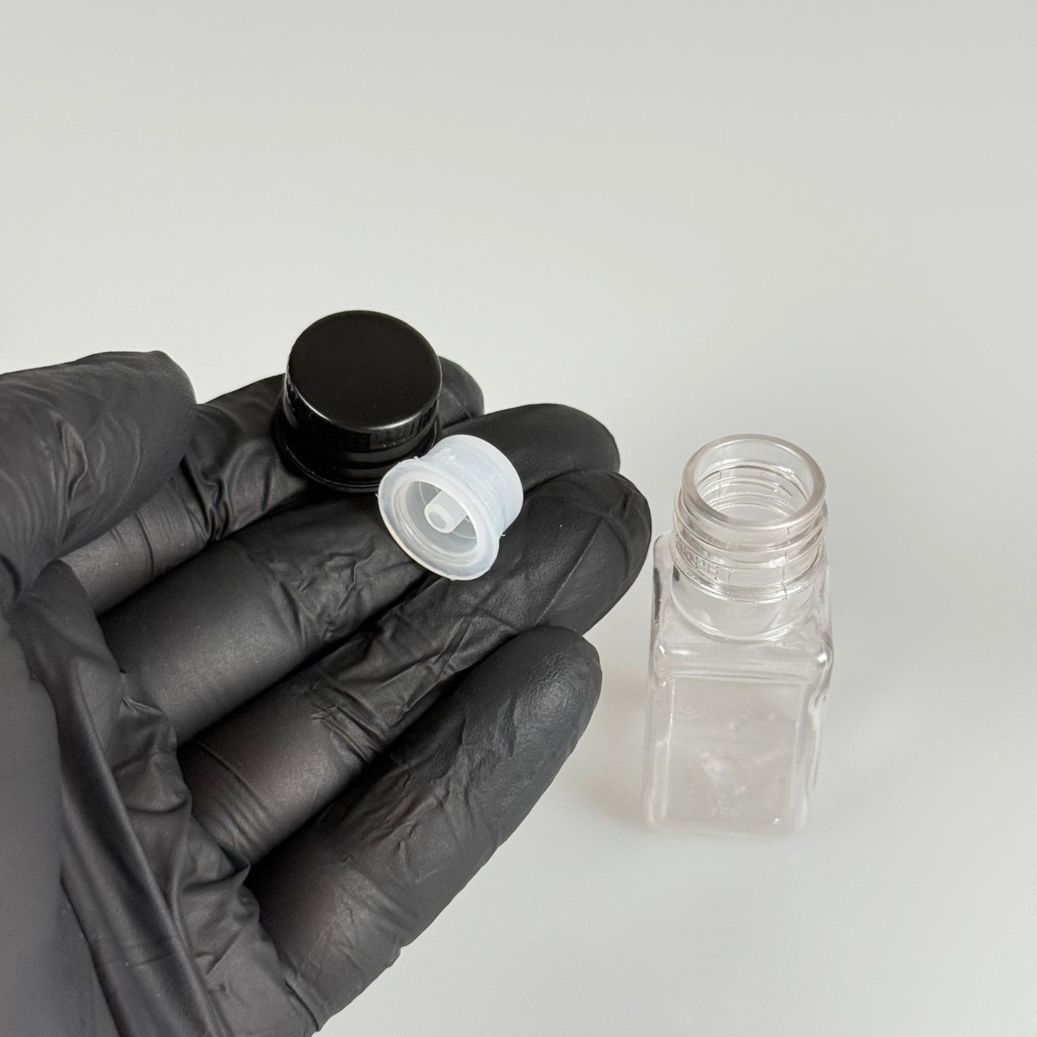 10 CC ŞEFFAF KARE PET SHOT ŞİŞE - KÖPÜK CONTALI SİYAH ALÜMİNYUM METAL KAPAKLI + DAMLALIKLI KOLONYA TIPALI TAKIM - 10 ML PLASTİK ŞİŞE