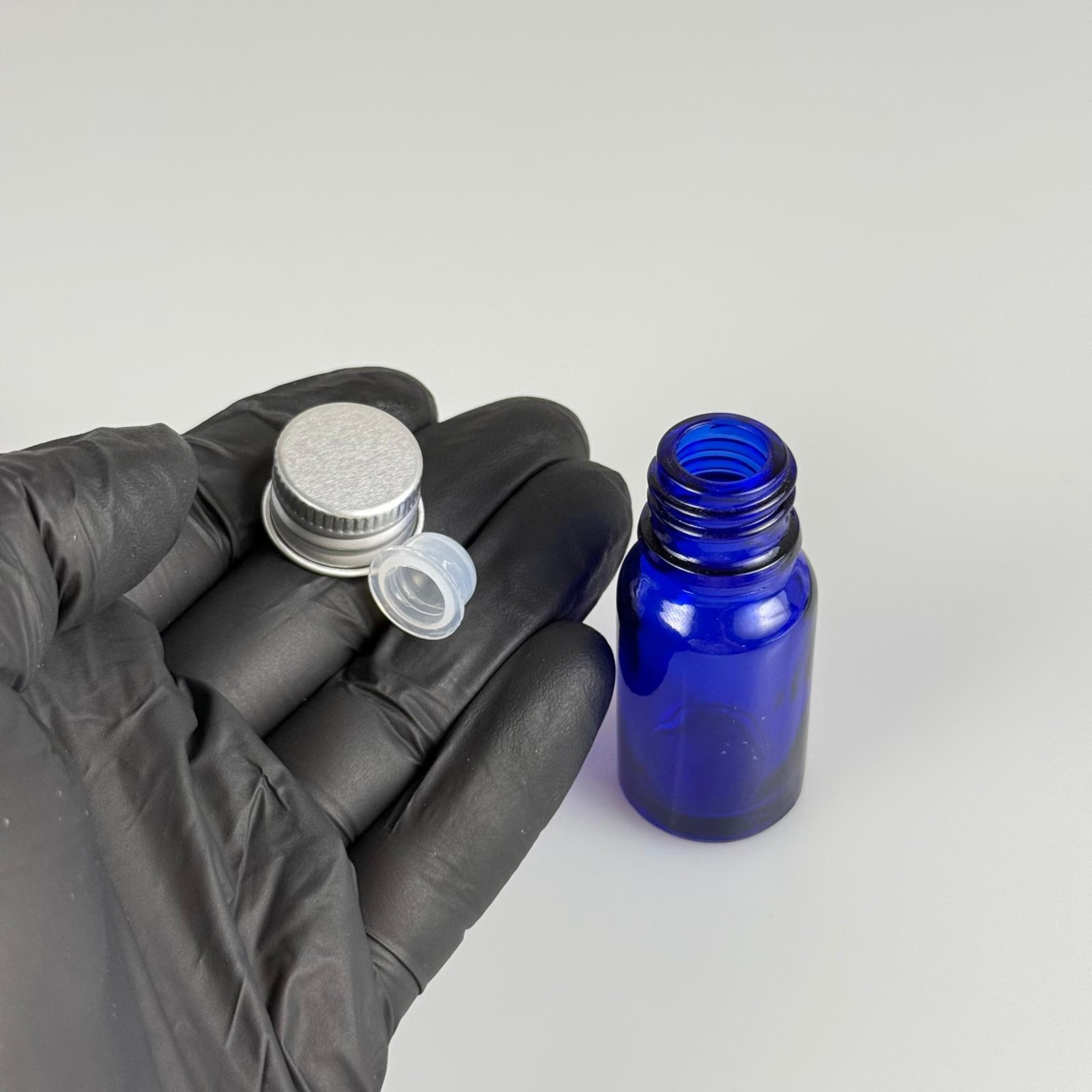 10 CC MAVİ CAM ŞİŞE + KÖPÜK CONTALI GÜMÜŞ ALÜMİNYUM METAL KAPAKLI + KÖR TIPALI TAKIM - 10 ML MAVİ CAM ŞİŞE
