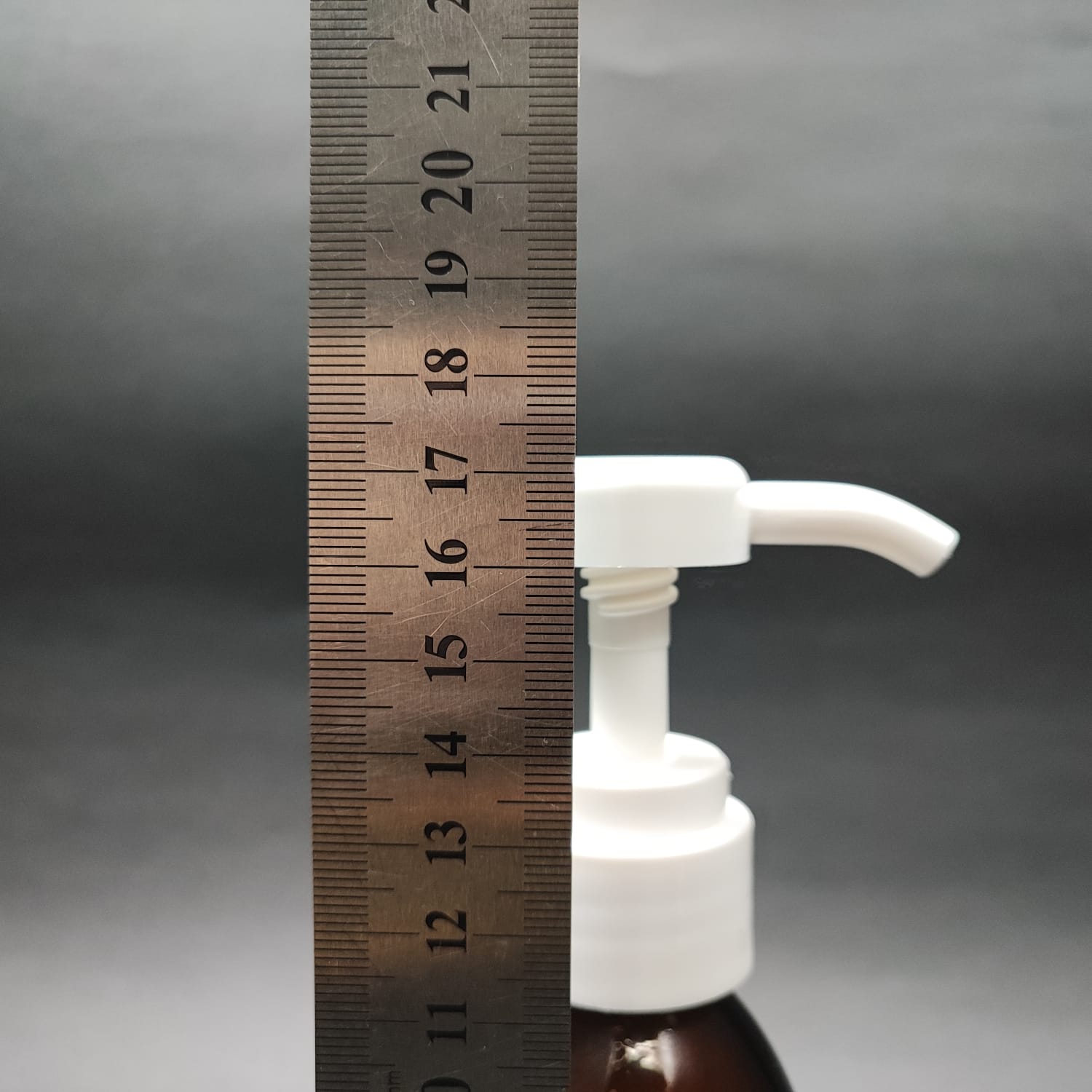 150 CC AMBER CAM ŞİŞE - BEYAZ DOZAJ POMPALI (HER BASMADA 4 CC SIVI ATAR) - 150 ML POMPALI ŞİŞE - ŞURUP, ŞAMPUAN, KREM GİBİ YOĞUN KIVAMLI SIVILARDA KULLANILIR