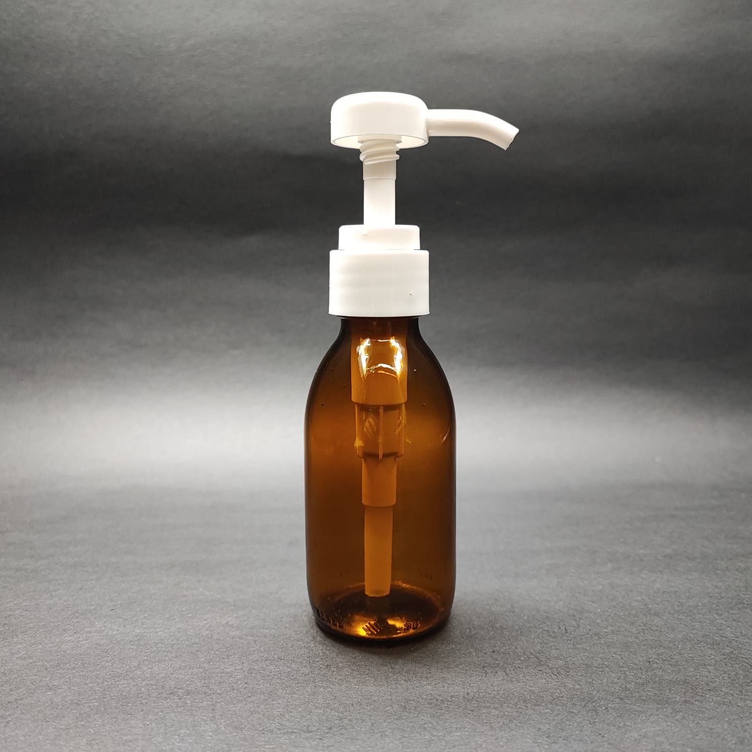 125 CC AMBER CAM ŞİŞE + BEYAZ DOZAJ POMPALI (HER BASMADA 4 CC SIVI ATAR) - 125 ML POMPALI ŞİŞE - ŞURUP, ŞAMPUAN, KREM GİBİ YOĞUN KIVAMLI SIVILARDA KULLANILIR