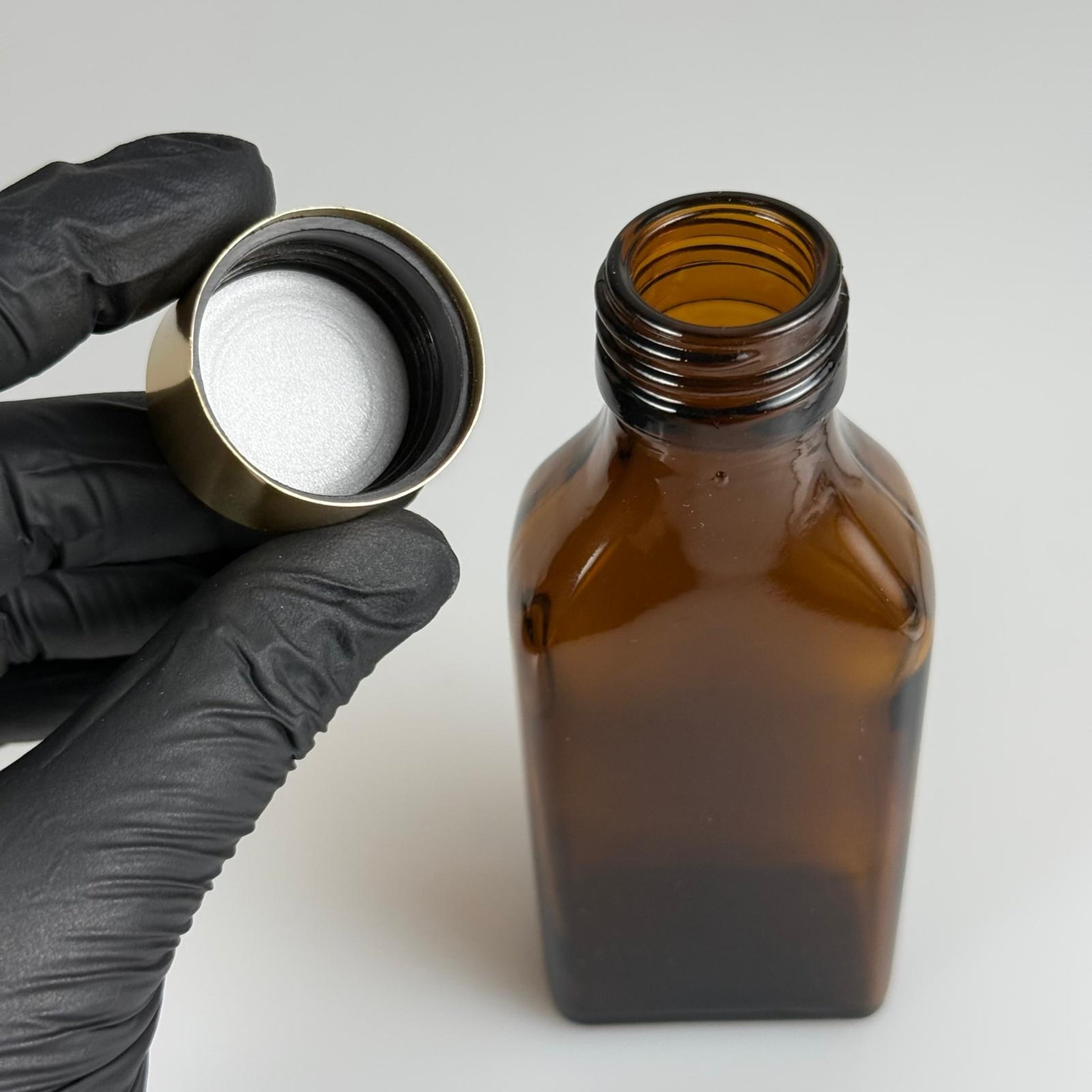 100 CC AMBER YASSI CAM ŞİŞE + ALÜMİNYUM KAPLAMALI GOLD KAPAKLKI TAKIM - 100 ML KAYVERENGİ CAM ŞİŞE