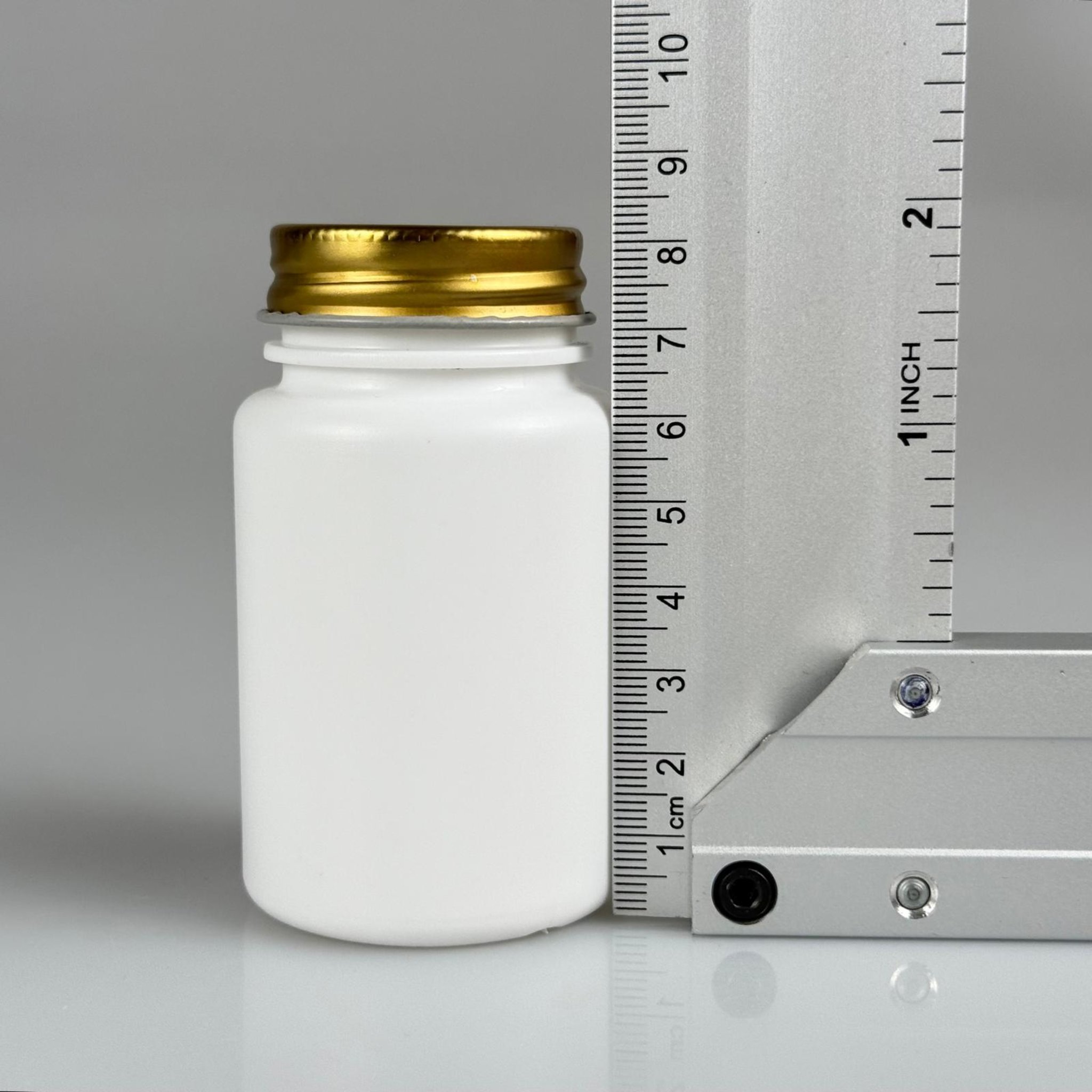 100 CC BEYAZ SERT POLİETİLEN ŞİŞE + GOLD METAL KAPAKLI + KENDİNDEN YAPIŞKANLI KÖPÜK CONTALI - 100 ML POLİETİLEN ŞİŞE
