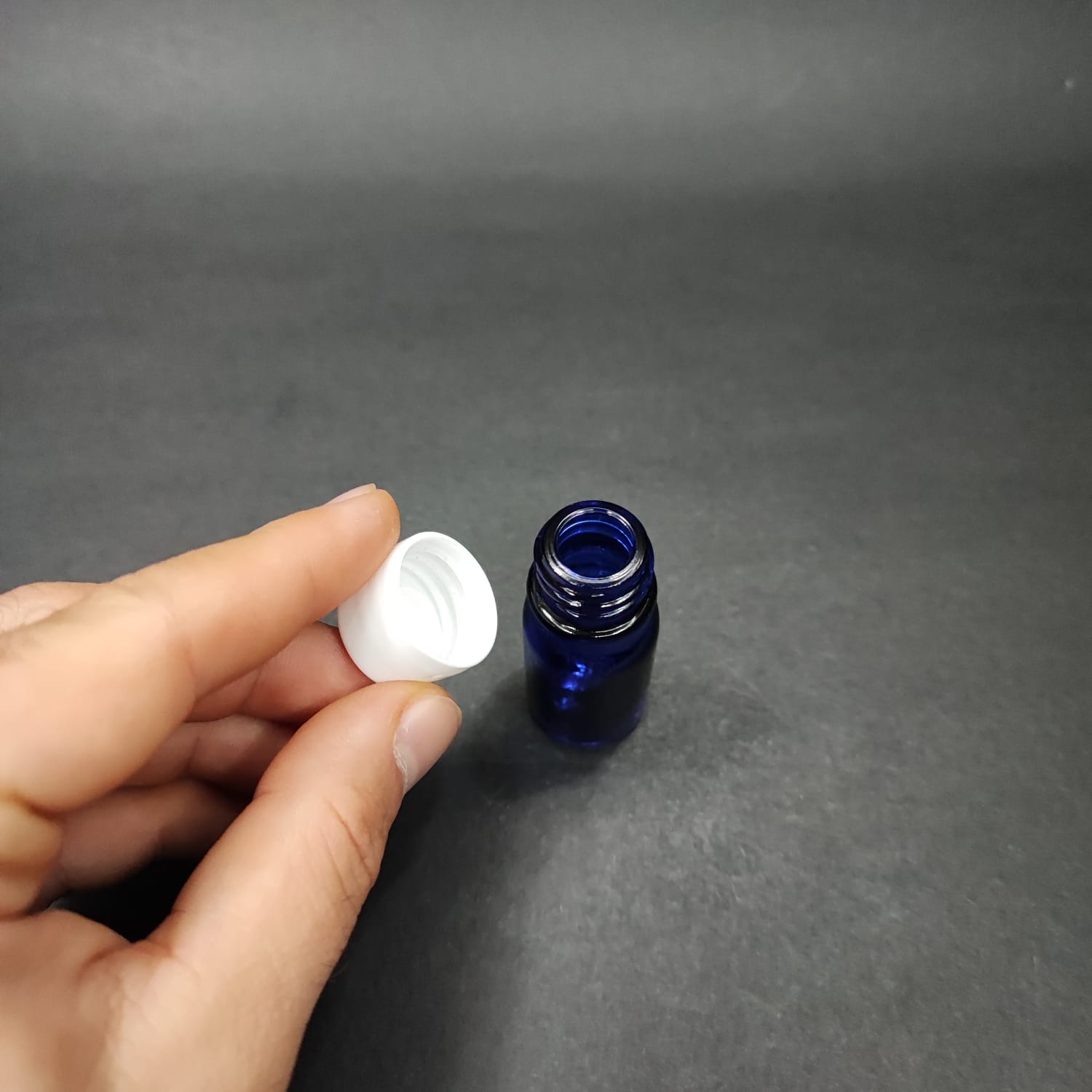 5 CC MAVİ CAM ŞİŞE + KENDİNDEN CONTALI SIZDIRMAZ BEYAZ KAPAK - 5 ML KAPAKLI CAM ŞİŞE