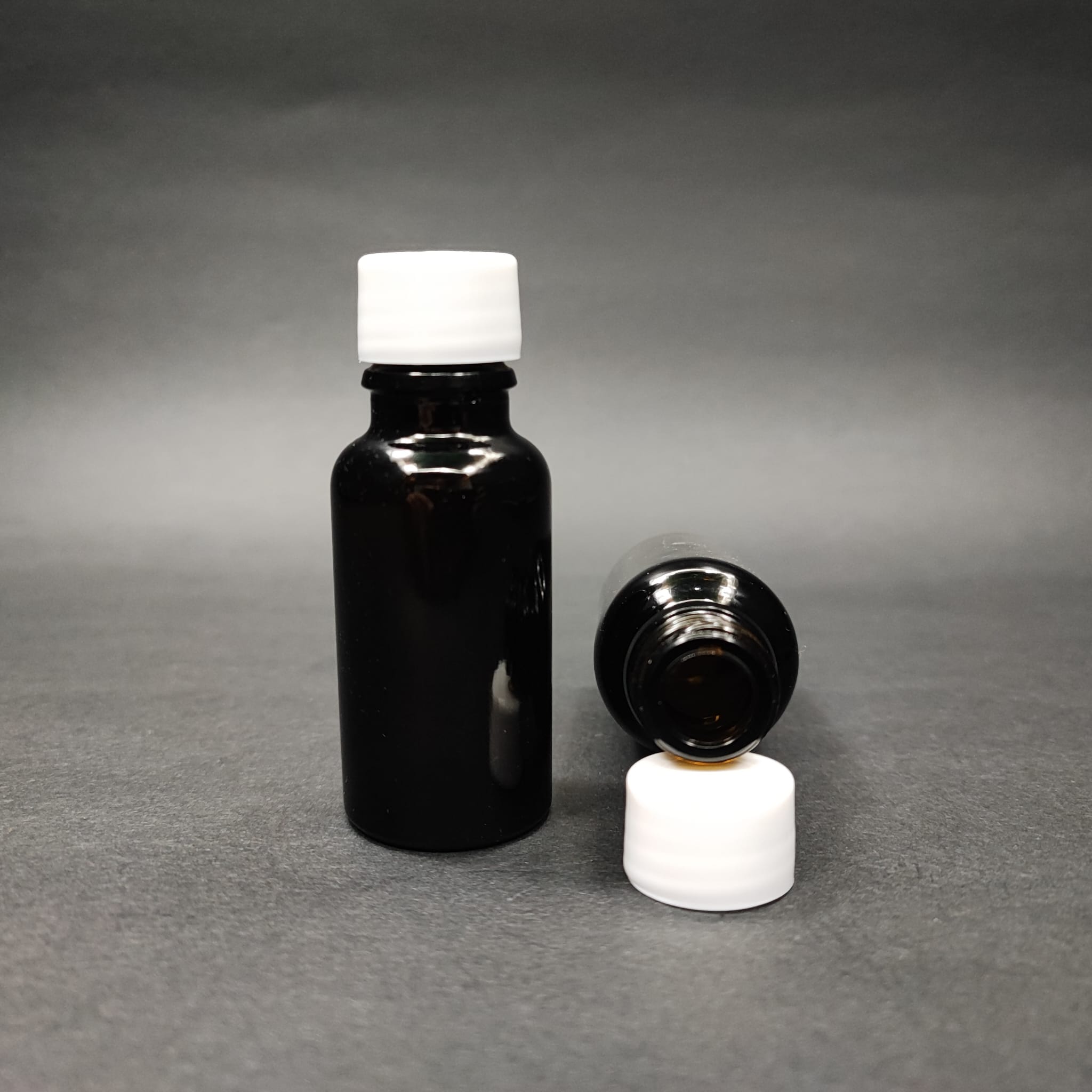 20 CC KOYU AMBER CAM ŞİŞE + KENDİNDEN CONTALI SIZDIRMAZ BEYAZ KAPAK - 20 ML KAPAKLI KAHVERENGİ CAM ŞİŞE