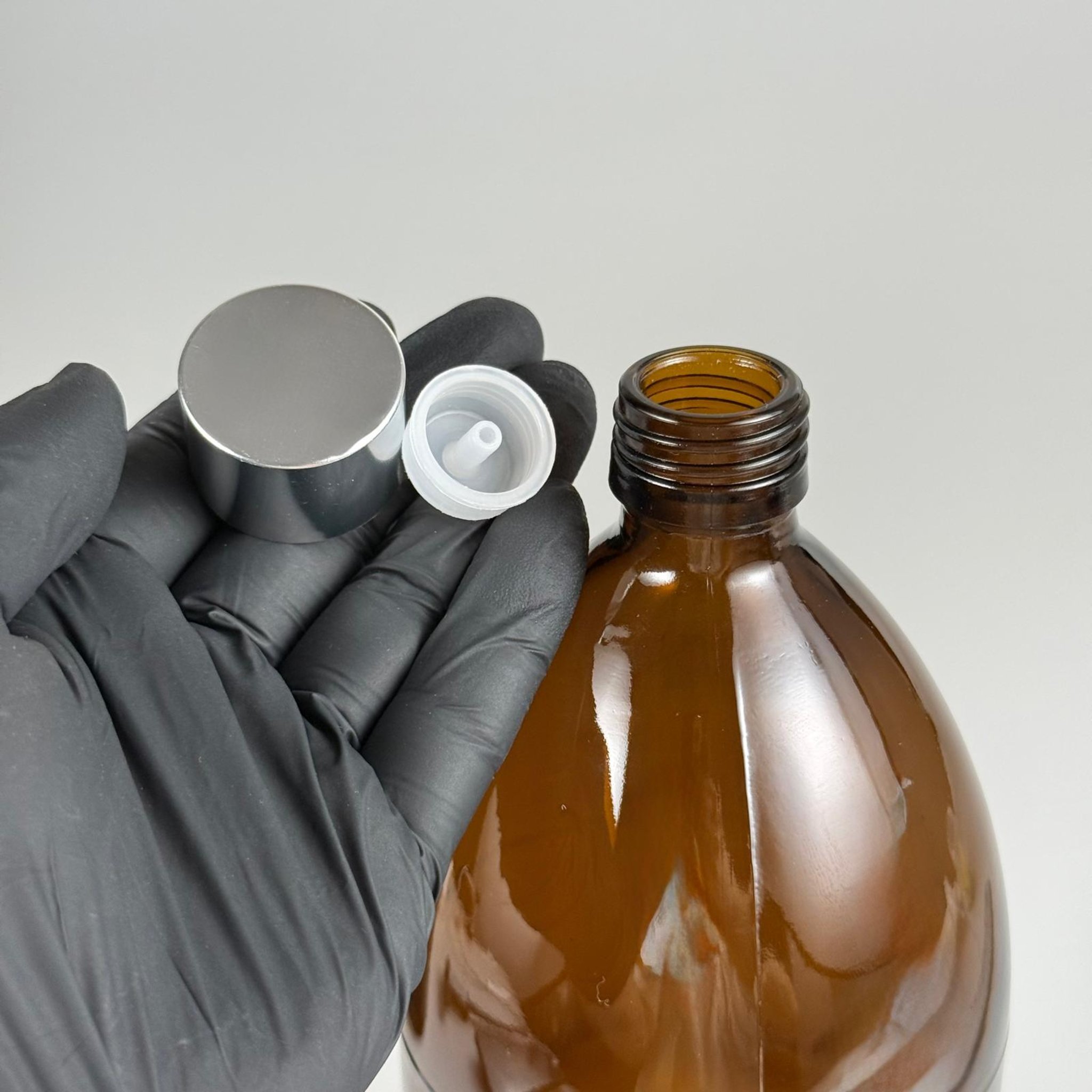 1000 CC AMBER CAM ŞİŞE + ALÜMİNYUM KAPLAMALI GÜMÜŞ KAPAKLI + DAMLALIKLI KOLONYA TIPALITAKIM - 1000 ML KAHVERENGİ CAM ŞİŞE