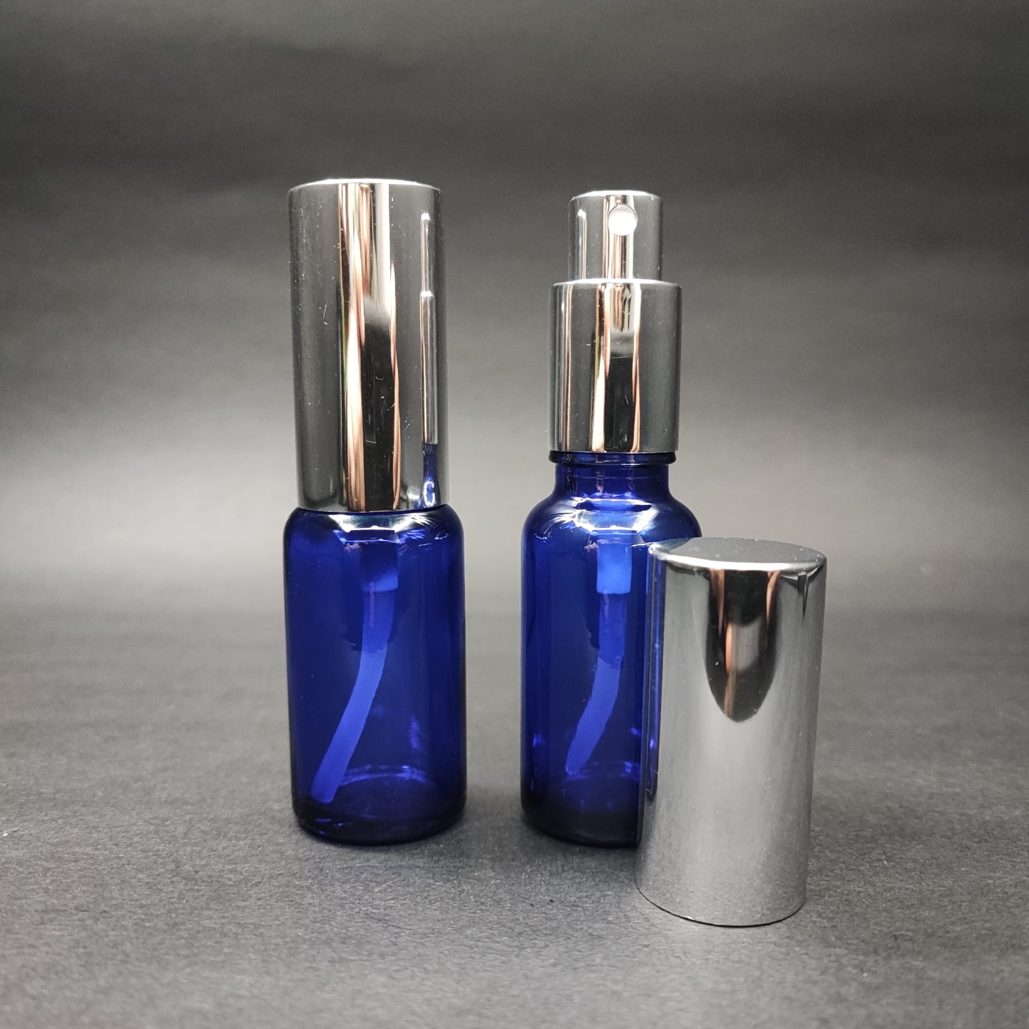 20 ML LÜKS VİDALI VALF ÇEVİRME PARFÜM ŞİŞELERİ - 20 CC MAVİ CAM ŞİŞE - GÜMÜŞ METAL SPREYLİ KAPAKLI SET