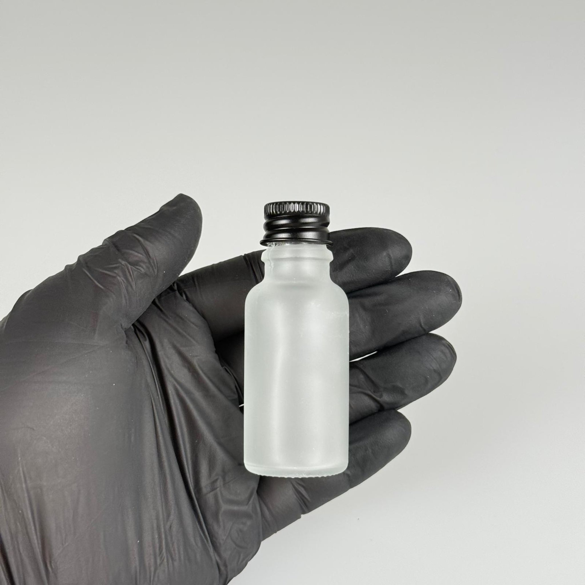 20 CC BUZLU CAM ŞİŞE + KÖPÜK CONTALI SİYAH ALÜMİNYUM METAL KAPAKLI + KÖR TIPALI TAKIM - 20 ML BUZLU CAM ŞİŞE