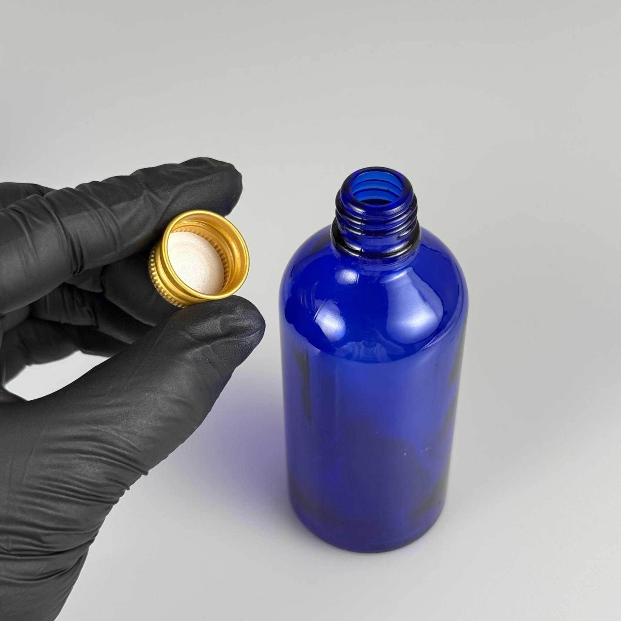 100 CC MAVİ CAM ŞİŞE + KÖPÜK CONTALI GOLD ALÜMİNYUM METAL KAPAKLI TAKIM - 100 ML MAVİ CAM ŞİŞE