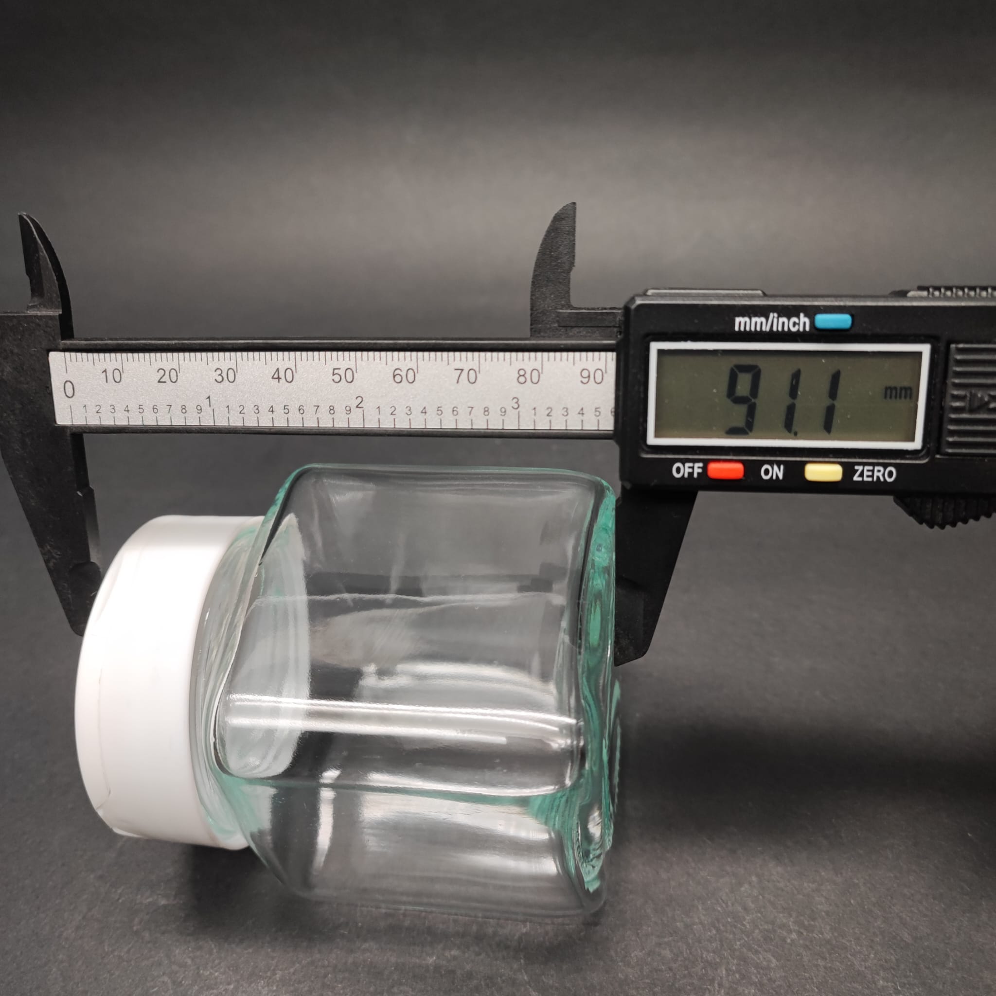 250 CC KARE MODEL CAM BAHARAT KAVANOZU - BEYAZ FLİPTOP BAHARAT KAPAKLI + SIZDIRMAZ KENDİNDEN YAPIŞKANLI KÖPÜK CONTALI - toz kavanozu , baharat ambalajı , boş pudra şişesi . tuzluk , baharat düzenleyici set için kavanoz