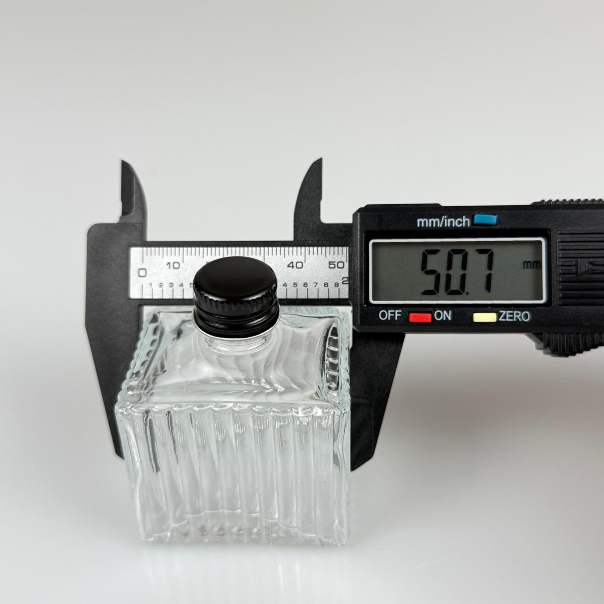 50 CC KÖŞELİ DESENLİ ÇİZGİLİ CAM ŞİŞE - SİYAH METAL KAPAKLI - 50 ML PRESTİJLİ ŞİŞE