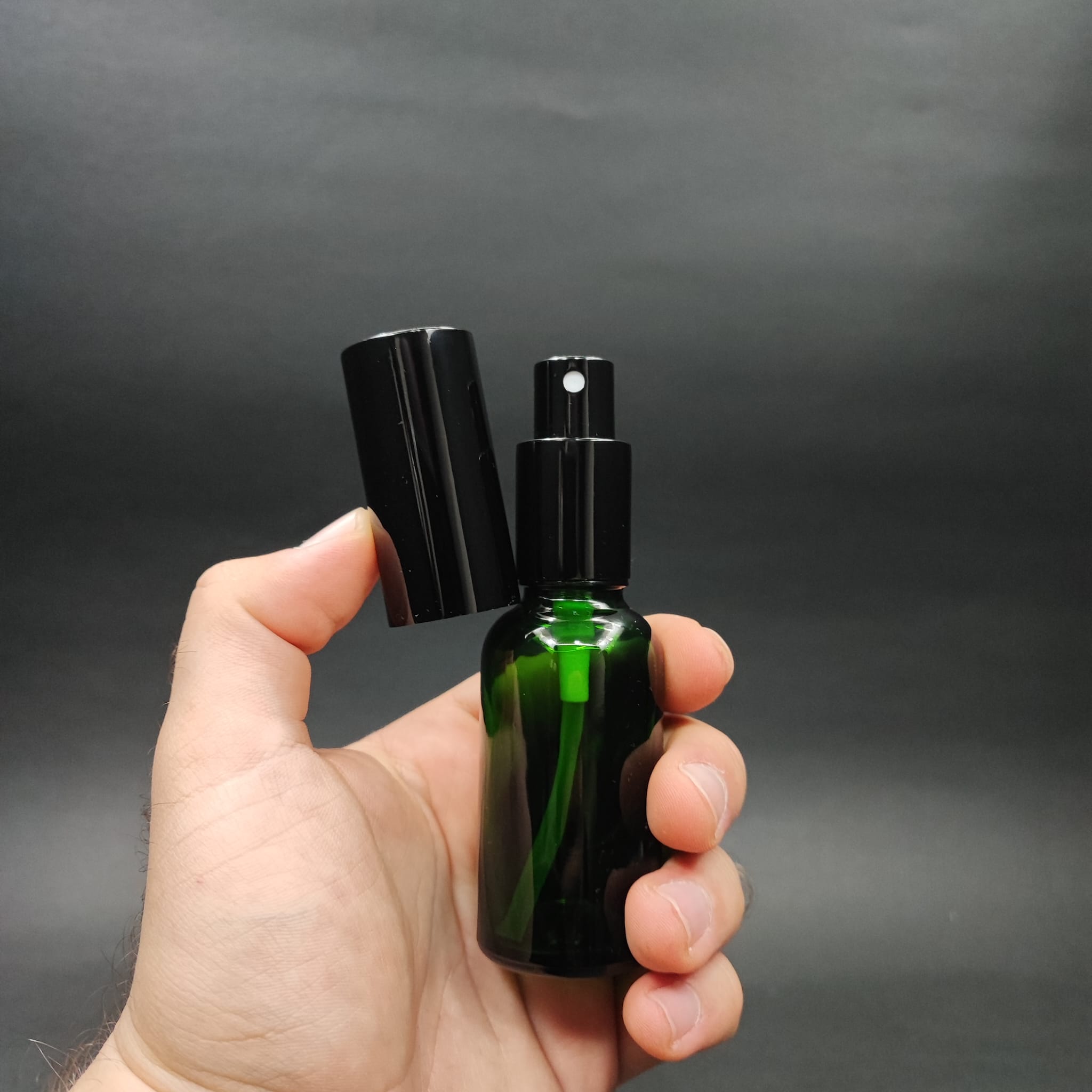 30 ML LÜKS VİDALI VALF ÇEVİRME PARFÜM ŞİŞELERİ - 30 CC YEŞİL CAM ŞİŞE - SİYAH METAL SPREYLİ KAPAKLI SET