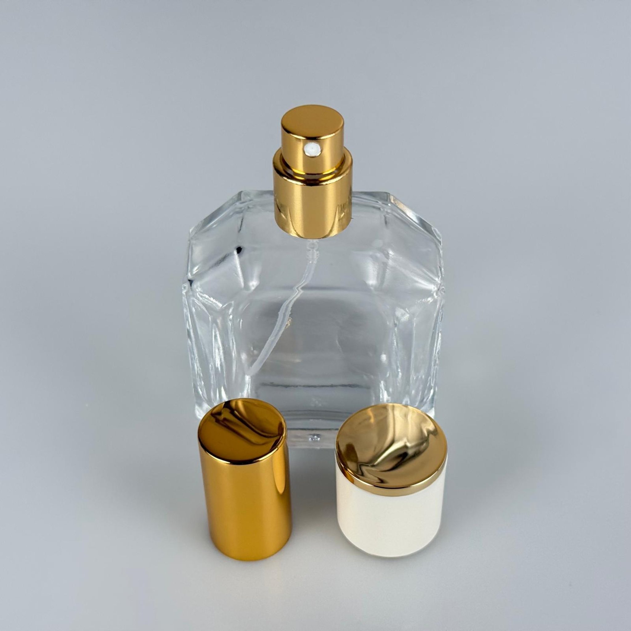 50 ML KAZABLANKA MODEL KÖŞELİ PARFÜM ŞİŞESİ + GOLD METALE METAL SPREY + BEYAZA GOLD POLO KAPAKLI SET (AĞIZ 13 MM VİDALI) TEKRAR DOLDURULABİLİR
