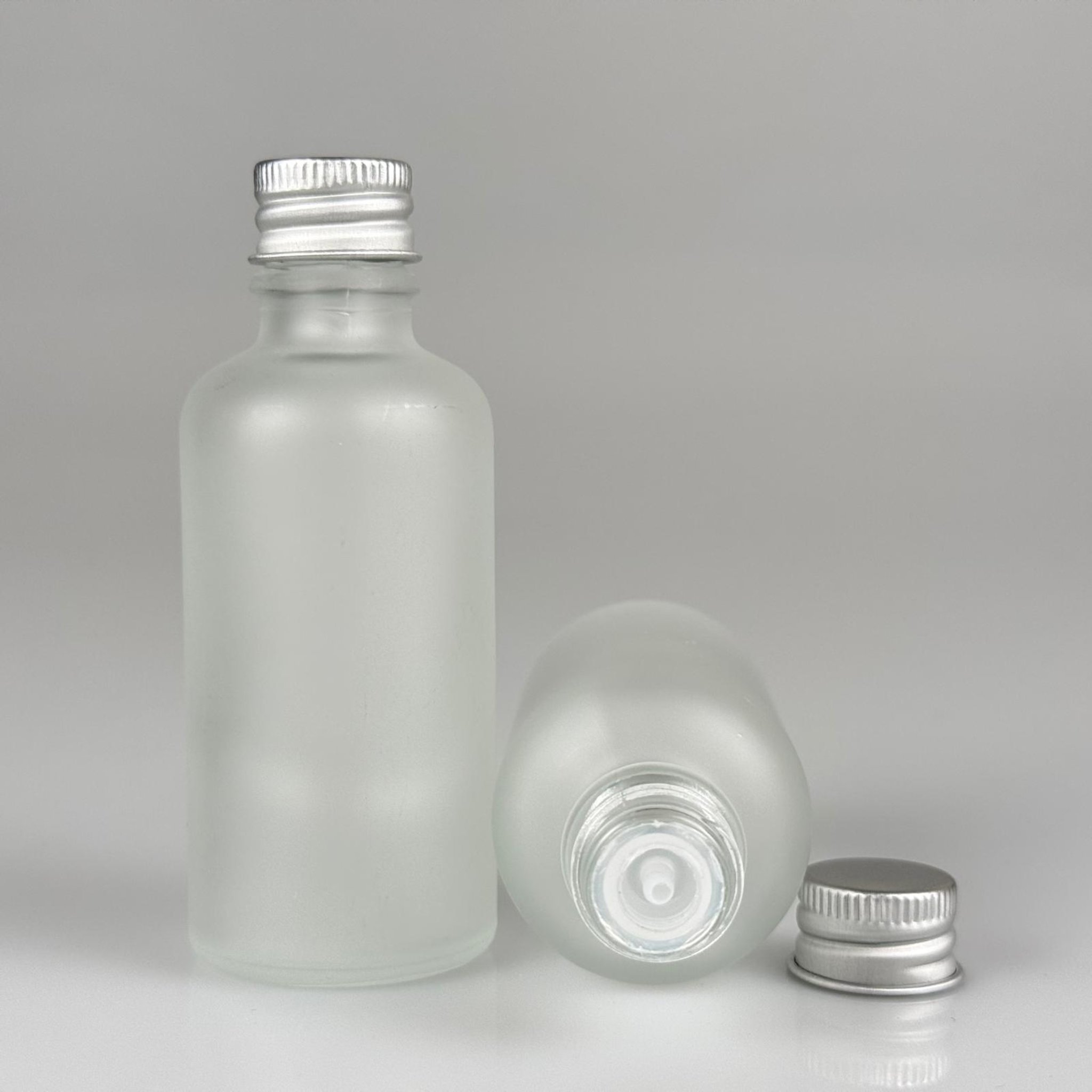 50 CC BUZLU CAM ŞİŞE + KÖPÜK CONTALI GÜMÜŞ ALÜMİNYUM METAL KAPAKLI + KOLONYA TIPALI TAKIM - 50 ML BUZLU CAM ŞİŞE