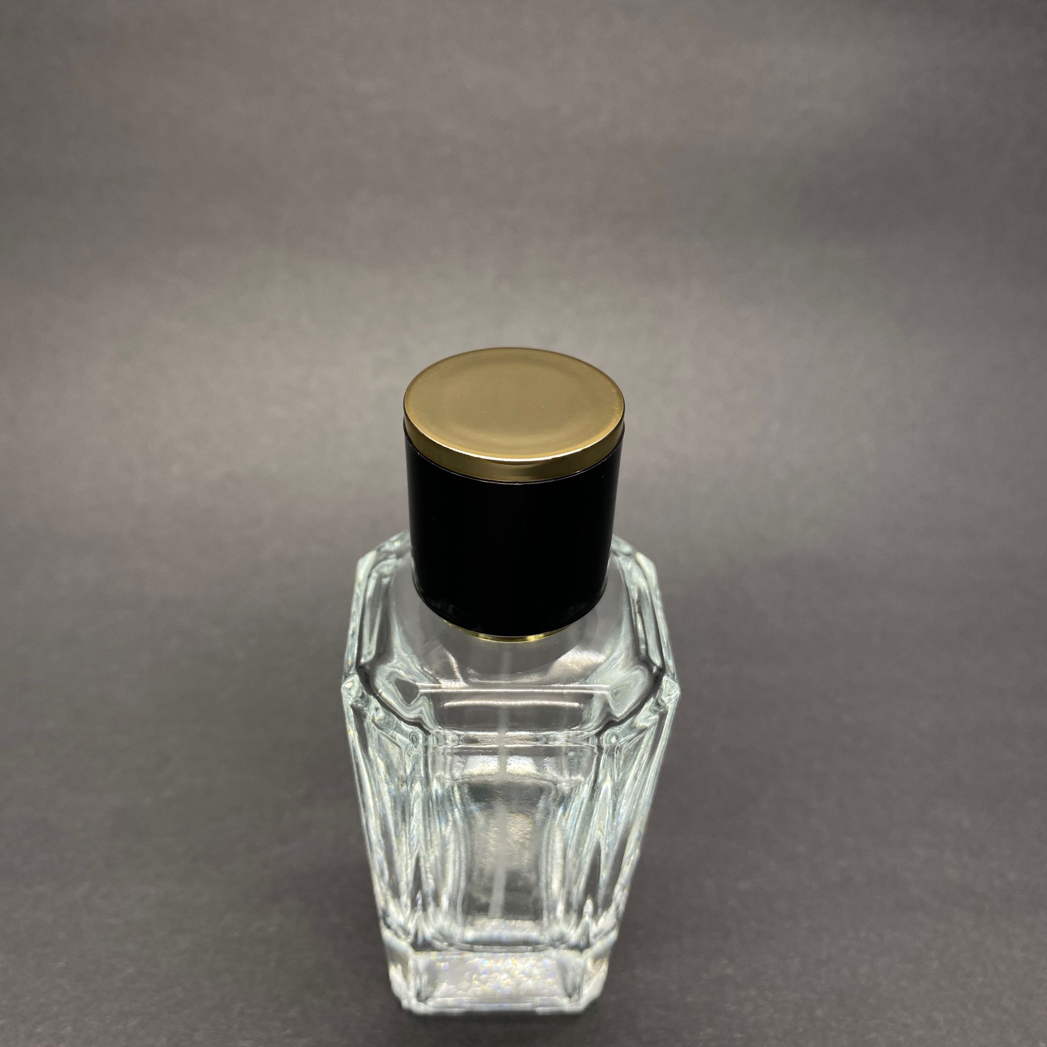 50 ML KÖŞELİ MODEL MİRA PARFÜM ŞİŞESİ - GOLD METAL SPREYLİ + GOLD SİYAH KAPAKLI (AĞIZ 15 MM GEÇME KOLAY KAPAMA)