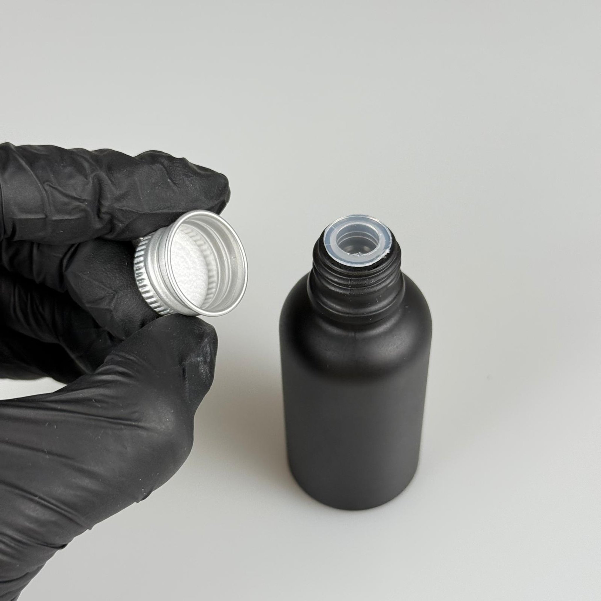 30 CC MAT SİYAH CAM ŞİŞE + KÖPÜK CONTALI GÜMÜŞ ALÜMİNYUM METAL KAPAKLI + KÖR TIPALI TAKIM - 30 ML MAT SİYAH CAM ŞİŞE
