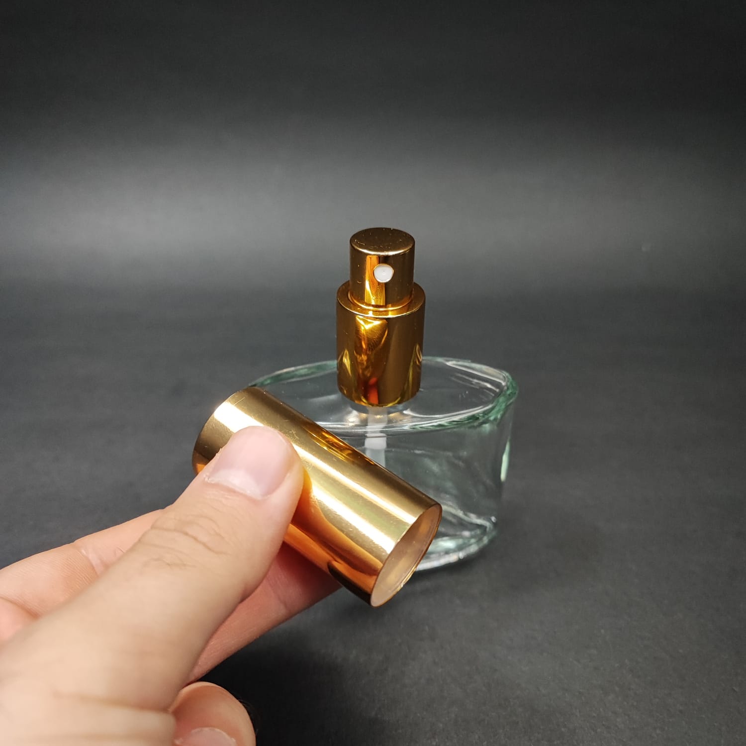 50 ML LÜKS VİDALI VALF ÇEVİRME PARFÜM ŞİŞELERİ - 50 CC YASSI ŞEFFAF CAM ŞİŞE - GOLD METAL SPREYLİ KAPAKLI SET