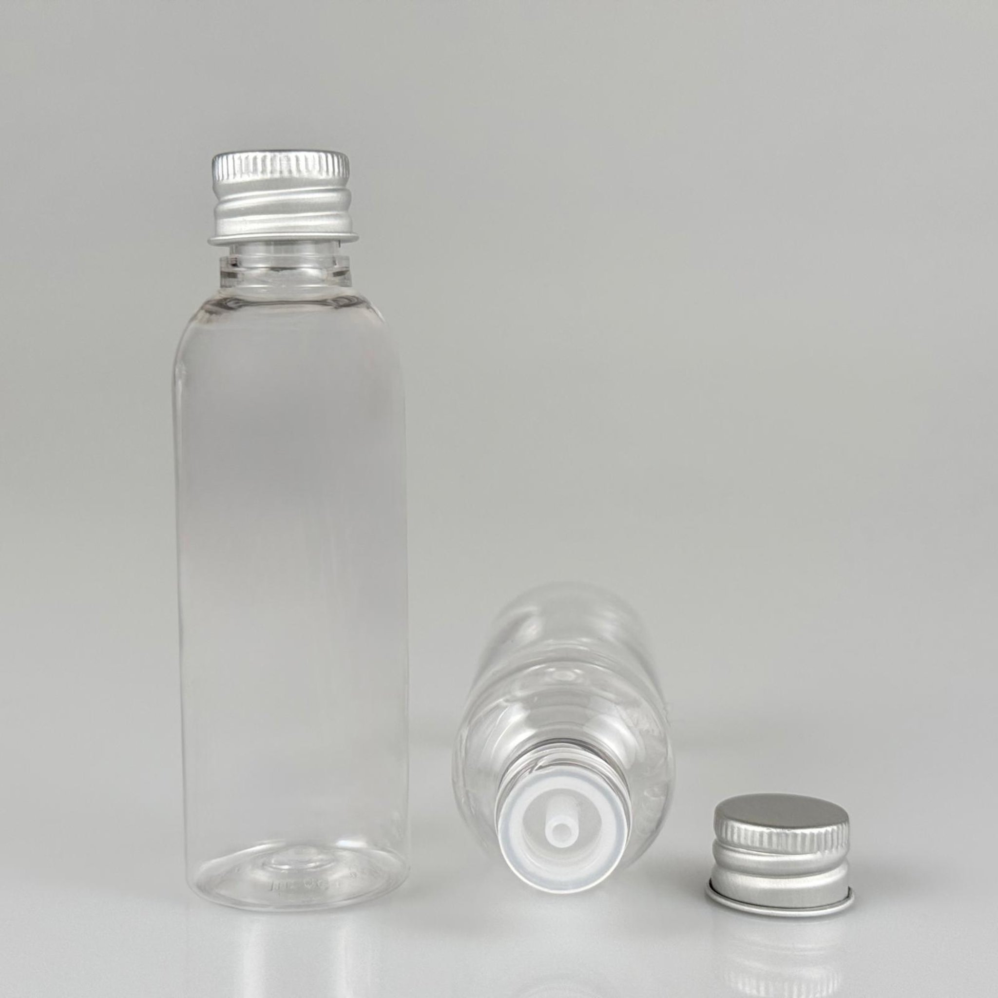 50 CC ŞEFFAF SİLİNDİR UZUN MODEL PET ŞİŞE + KÖPÜK CONTALI GÜMÜŞ ALÜMİNYUM METAL KAPAKLI + DAMLALIKLI KOLONYA TIPALI TAKIM - 50 ML PLASTİK ŞİŞE