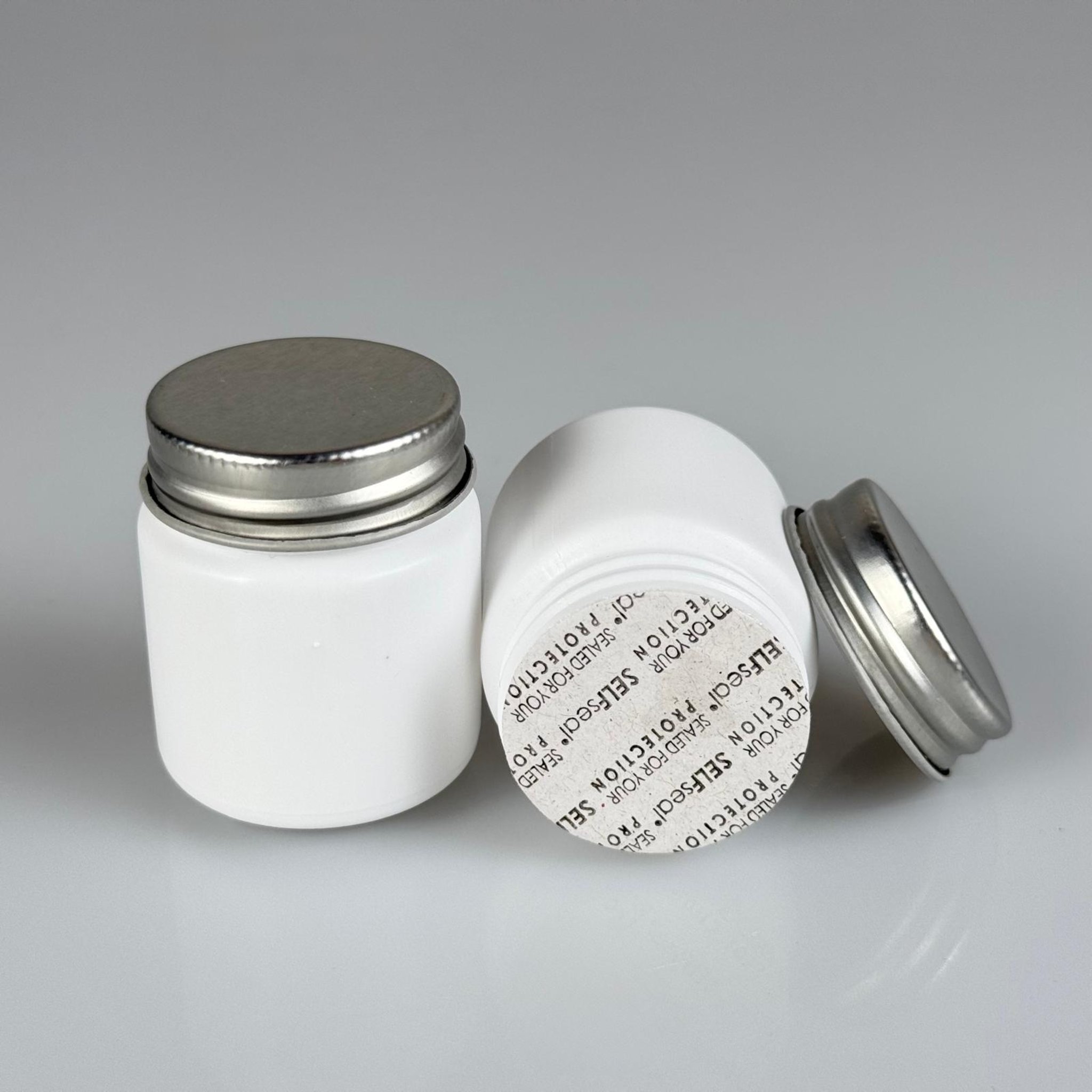 50 CC BEYAZ SERT POLİETİLEN ŞİŞE + GÜMÜŞ METAL KAPAKLI + KENDİNDEN YAPIŞKANLI KÖPÜK CONTALI - 50 ML POLİETİLEN ŞİŞE