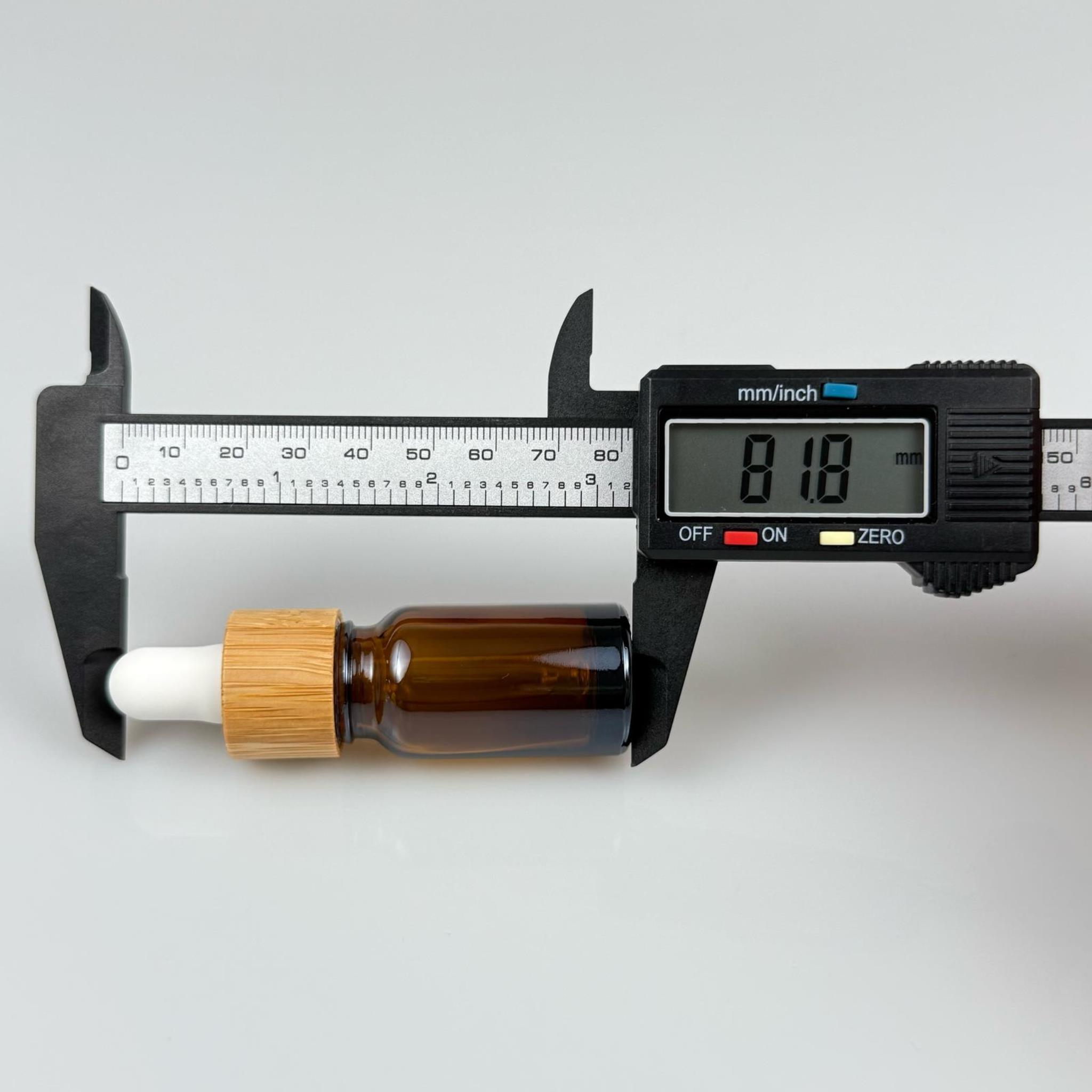 10 CC AMBER CAM DAMLALIKLI ŞİŞE - BEYAZ EMZİK - BAMBU AHŞAP KAPAK - 10 ML AMBER BAMBU KAPAKLI CAM DAMLALIKLI ŞİŞE