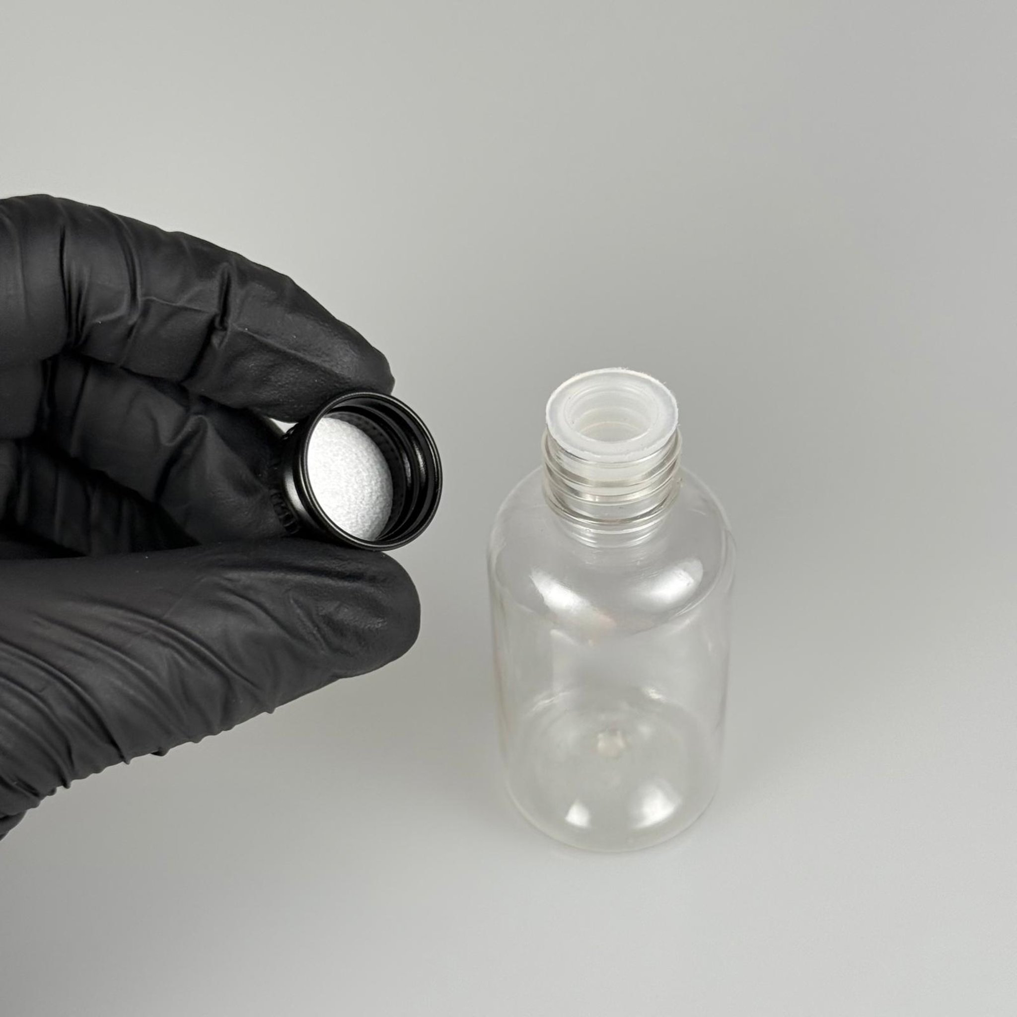 40 CC ŞEFFAF SİLİNDİR TOMBUL PET ŞİŞE + KÖPÜK CONTALI SİYAH ALÜMİNYUM METAL KAPAKLI + KÖR TIPALI TAKIM - 40 ML PLASTİK ŞİŞE