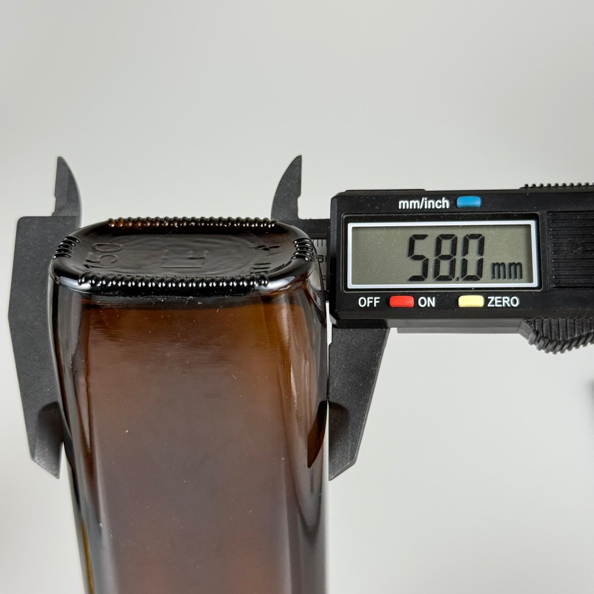 150 CC YASSI AMBER CAM ŞİŞE - GOLD METAL ALÜMİNYUM KAPAKLI + KOLONYA TIPALI TAKIM - 150 ML KAHVERENGİ CAM ŞİŞE DAMLALIKLI