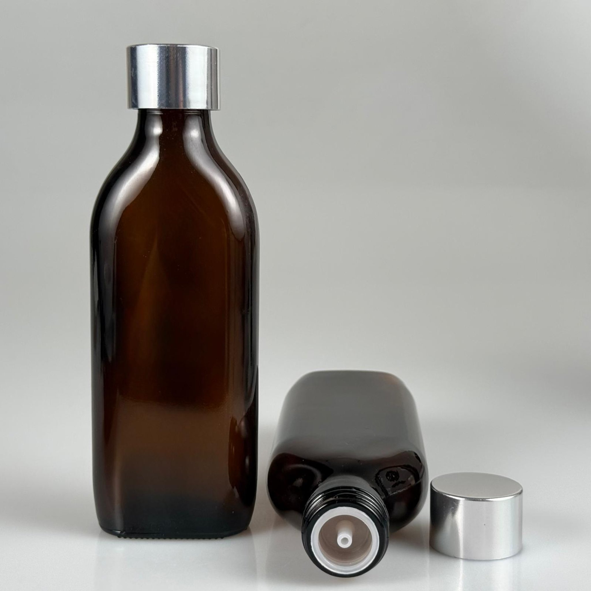 150 CC YASSI AMBER CAM ŞİŞE - ALÜMİNYUM KAPLAMALI GÜMÜŞ KAPAKLI + DAMLALIKLI KOLONYA TIPALI TAKIM - 150 ML KAHVERENGİ CAM ŞİŞE