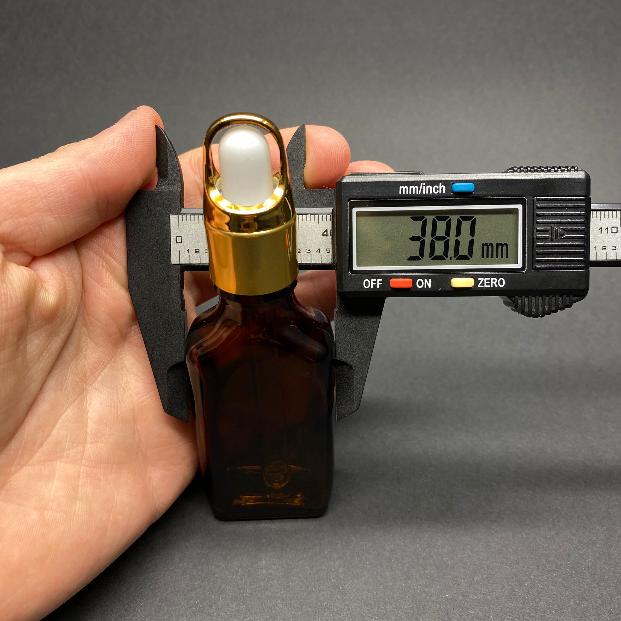 30 CC AMBER YASSI CAM DAMLALIKLI ŞİŞE - BEYAZ EMZİK - GOLD FLOWER SEPET MODEL METALİK KAPAK - 30 ML CAM DAMLALIKLI ŞİŞE