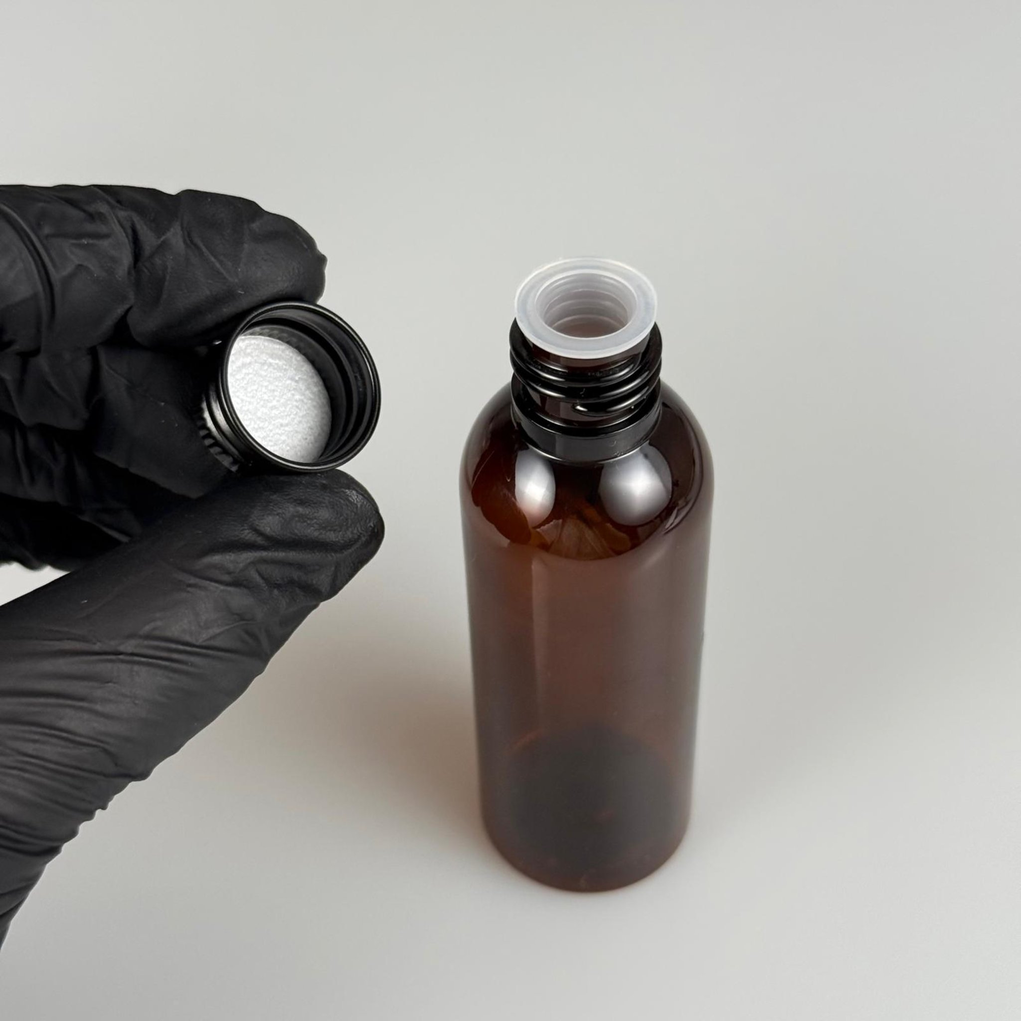 50 CC AMBER SİLİNDİR UZUN MODEL PET ŞİŞE + KÖPÜK CONTALI SİYAH ALÜMİNYUM METAL KAPAKLI + KÖR TIPALI TAKIM - 50 ML KAHVERENGİ PLASTİK ŞİŞE