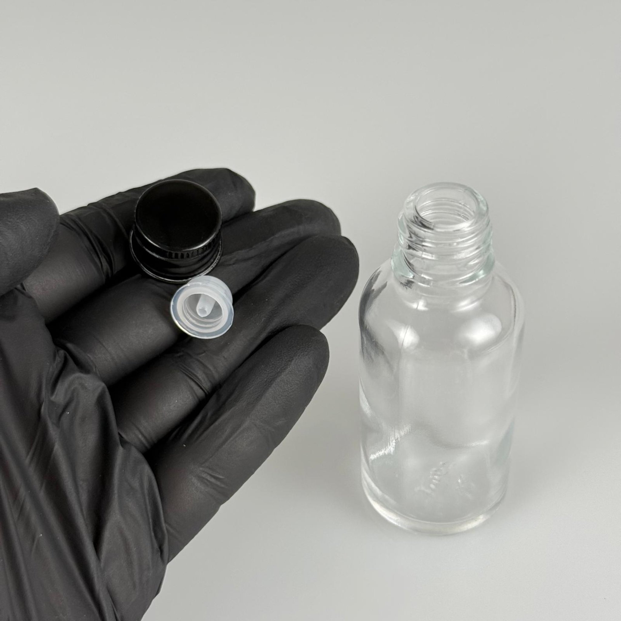 30 CC ŞEFFAF CAM ŞİŞE + KÖPÜK CONTALI SİYAH ALÜMİNYUM METAL KAPAKLI + DAMLALIKLI KOLONYA TIPALI TAKIM - 30 ML ŞEFFAF CAM ŞİŞE