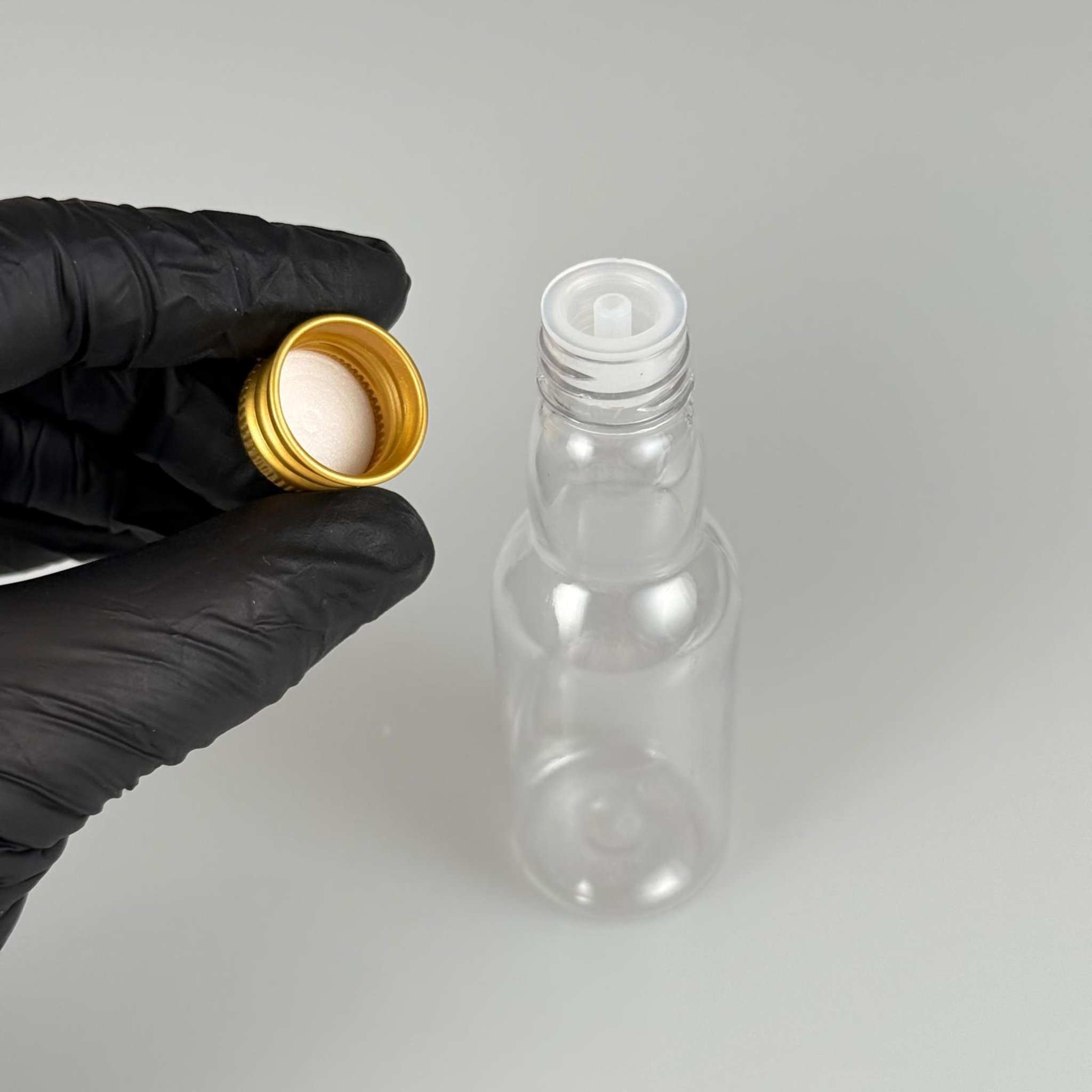 40 CC ŞEFFAF UZUN BOĞAZLI PET ŞİŞE + KÖPÜK CONTALI GOLD ALÜMİNYUM METAL KAPAKLI + DAMLALIKLI KOLONYA TIPALI TAKIM - 40 ML BOĞAZLI PET ŞİŞE
