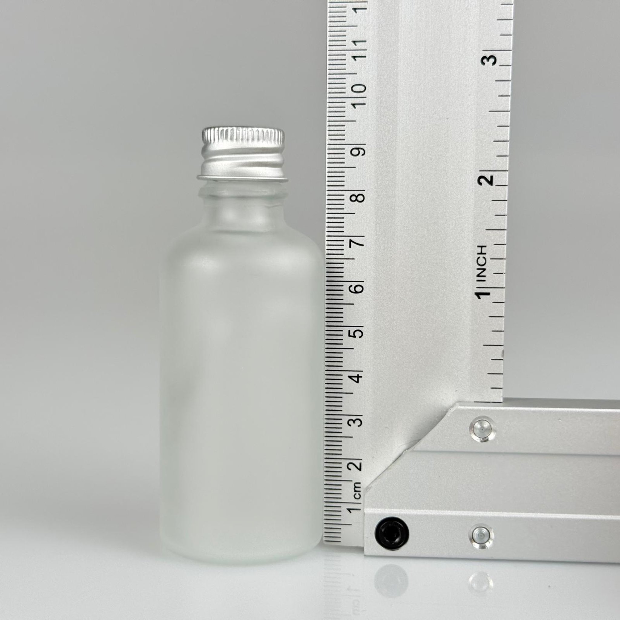 50 CC BUZLU CAM ŞİŞE + KÖPÜK CONTALI GÜMÜŞ ALÜMİNYUM METAL KAPAKLI + KOLONYA TIPALI TAKIM - 50 ML BUZLU CAM ŞİŞE