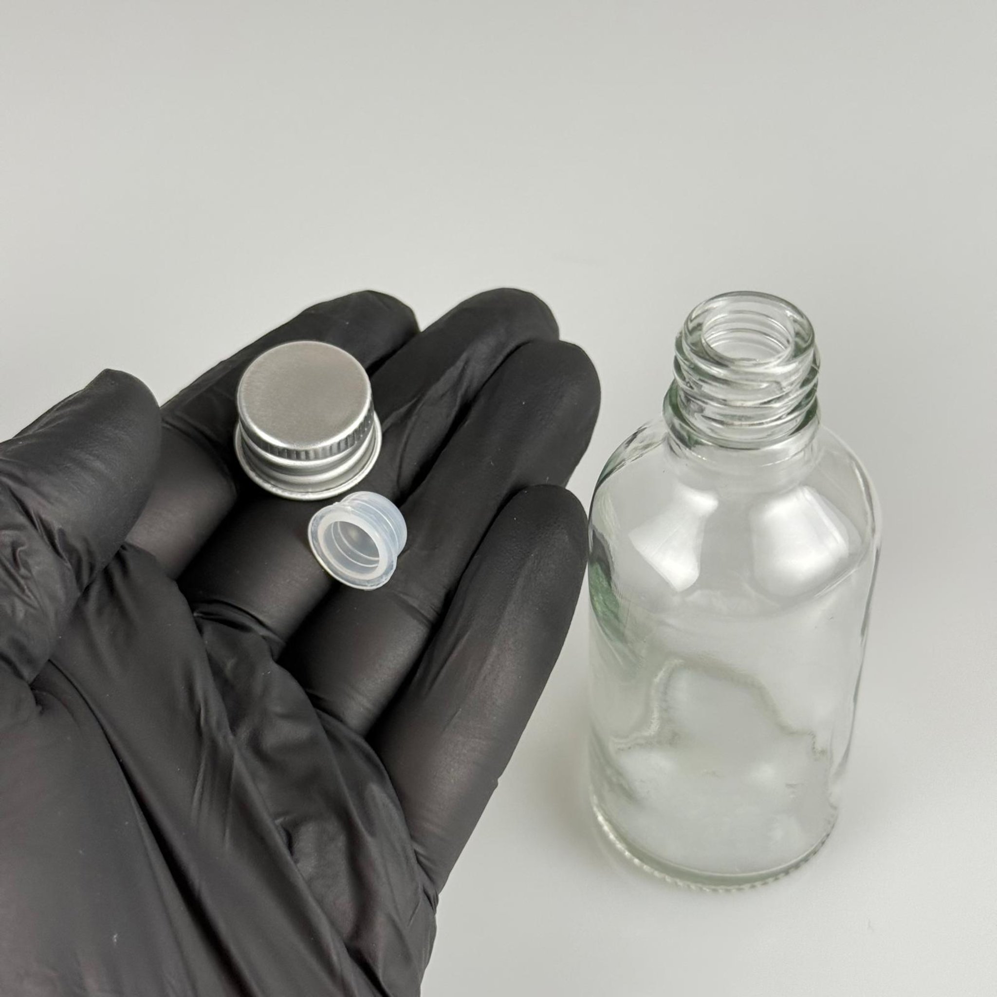 50 CC ŞEFFAF CAM ŞİŞE + KÖPÜK CONTALI GÜMÜŞ ALÜMİNYUM METAL KAPAKLI + KÖR TIPALI TAKIM - 50 ML ŞEFFAF CAM ŞİŞE