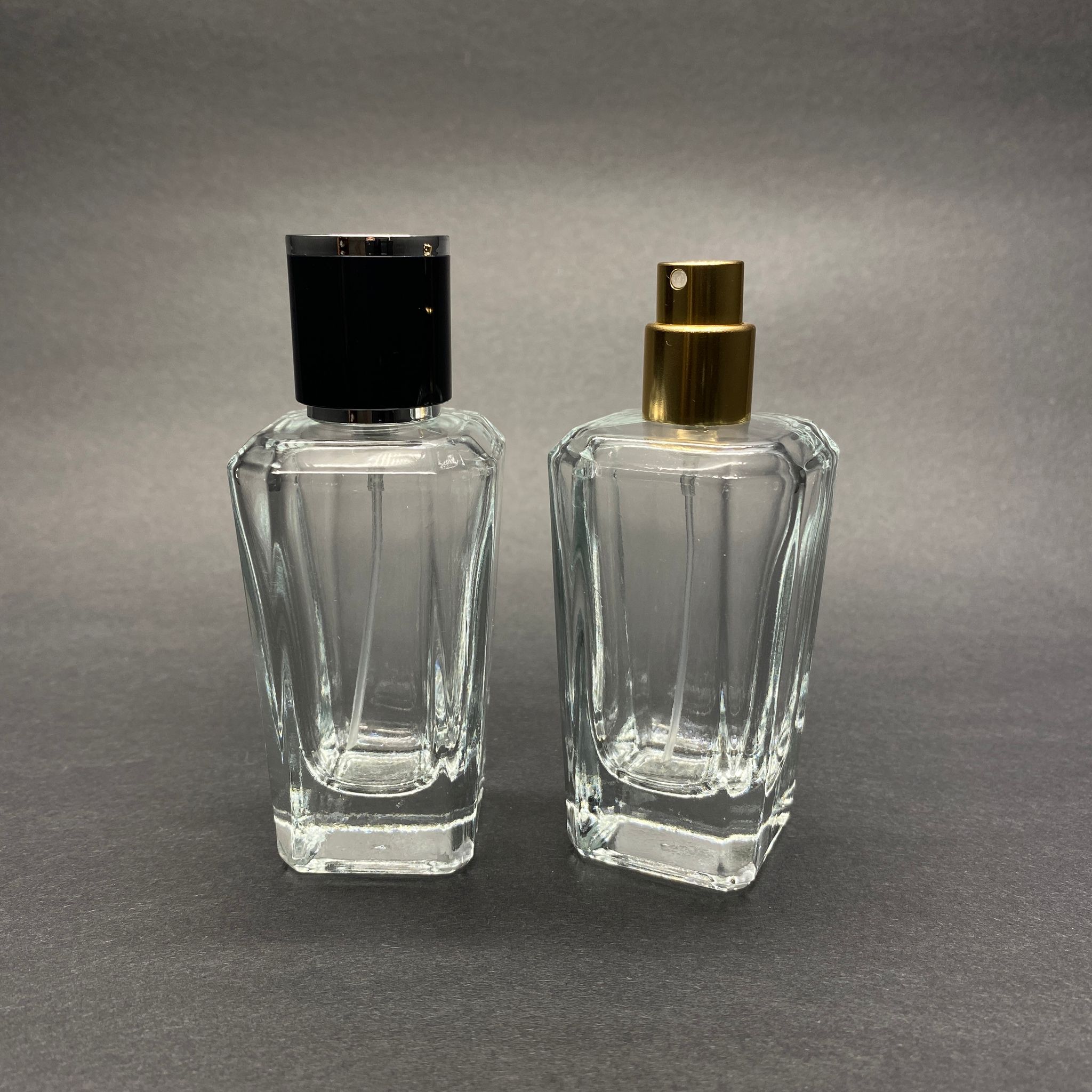 50 ML KÖŞELİ MODEL MİRA PARFÜM ŞİŞESİ - GOLD METAL SPREYLİ + GÜMÜŞ SİYAH KAPAKLI (AĞIZ 15 MM GEÇME KOLAY KAPAMA)