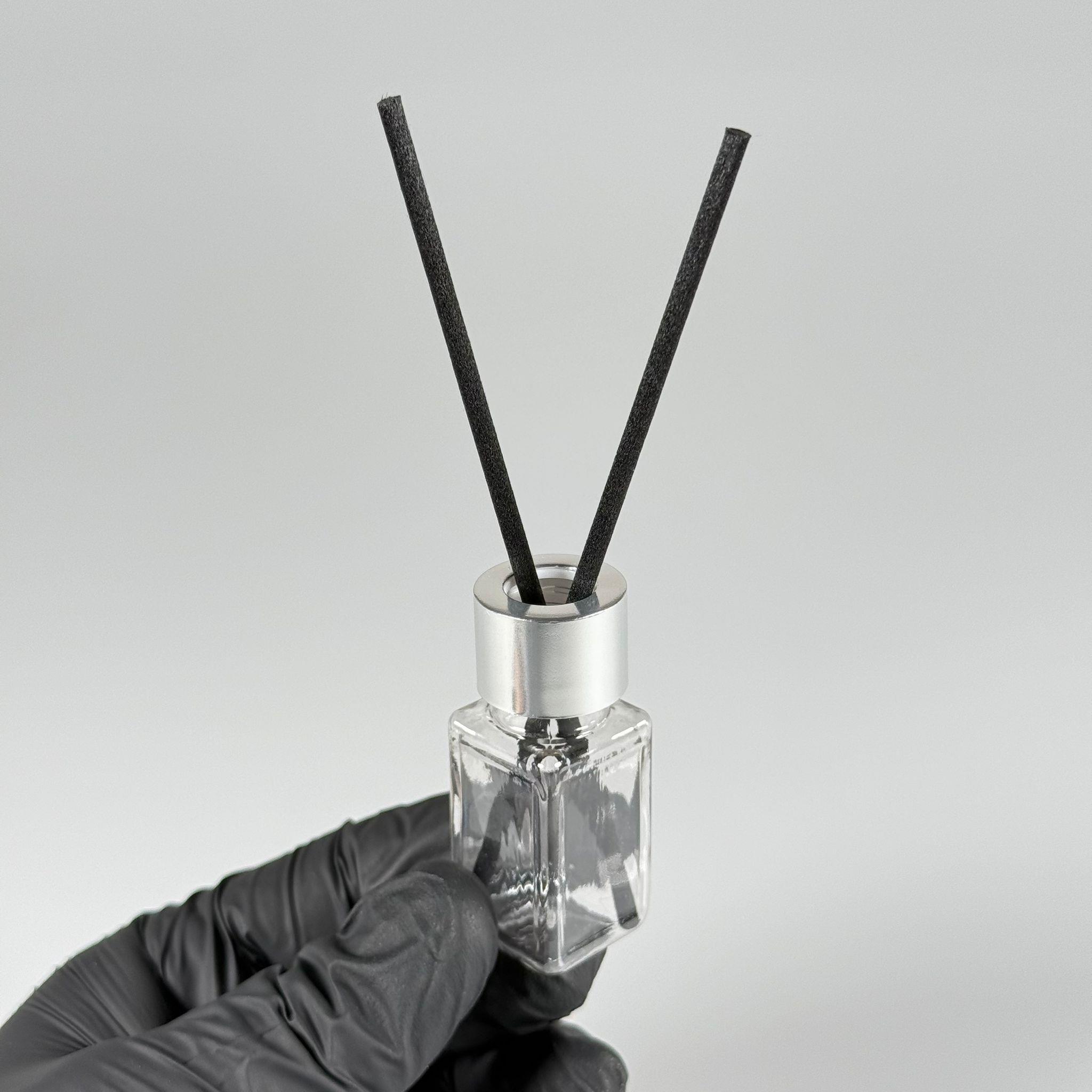 PLASTİK PET DİFÜZÖR  ODA KOKUSU BAMBU ŞİŞESİ - 10 ML KARE - ŞİŞE + GÜMÜŞ METAL KAPAK + TIPA + 24 CM FİBER ÇUBUK