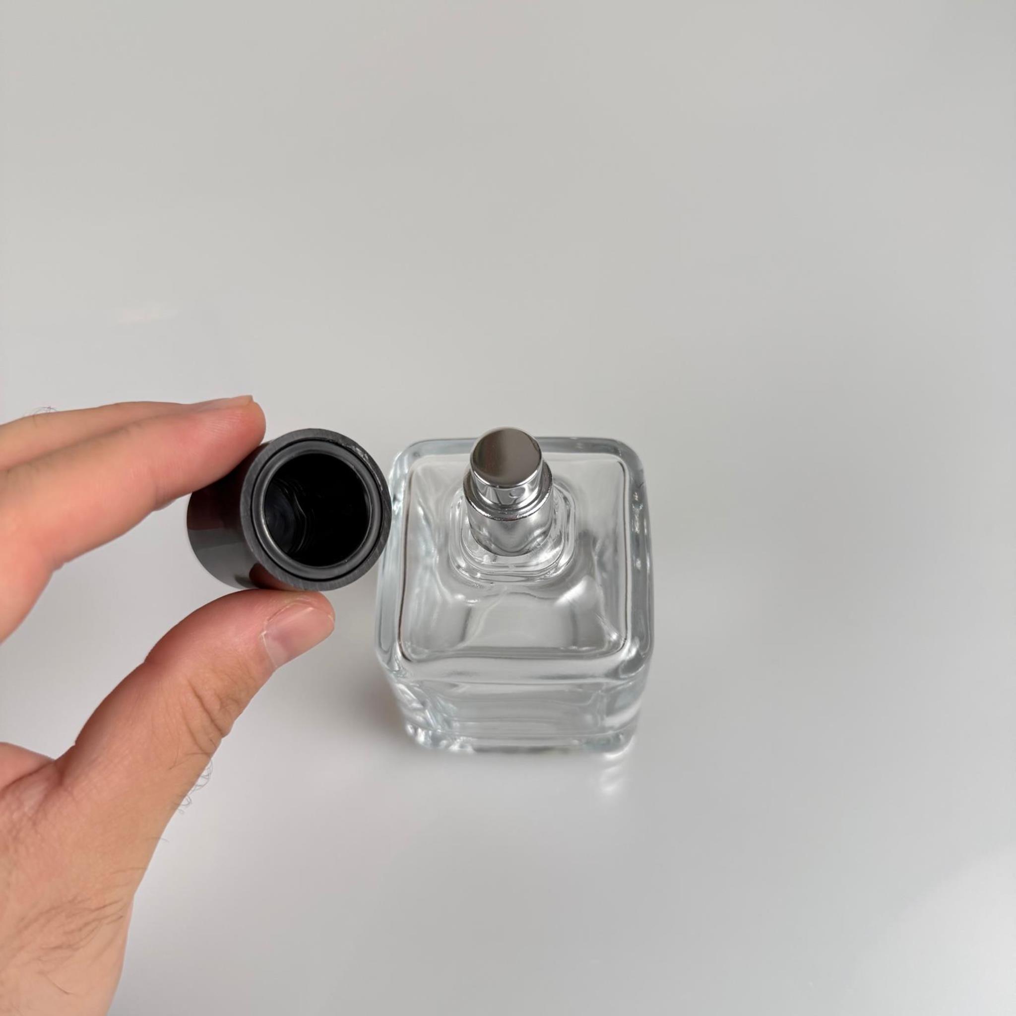 100 ML KARE MODEL LURA PARFÜM ŞİŞESİ - GÜMÜŞ METAL SPREYLİ + SİYAH KAPAKLI (AĞIZ 15 MM GEÇME KOLAY KAPAMA)