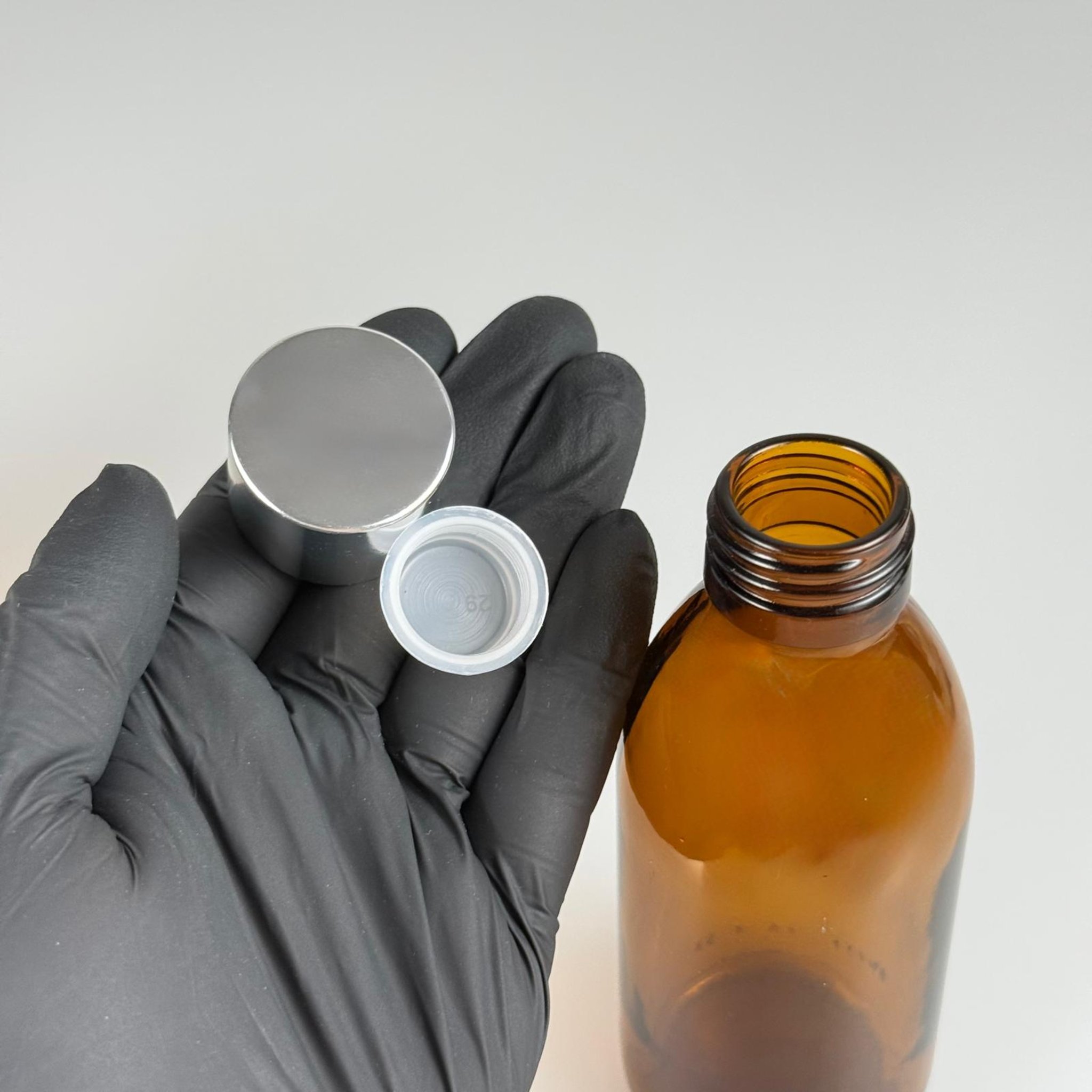 160 CC AMBER CAM ŞİŞE + ALÜMİNYUM KAPLAMALI GÜMÜŞ KAPAKLI + KÖR TIPALI TAKIM -  160 ML KAHVERENGİ CAM ŞİŞE