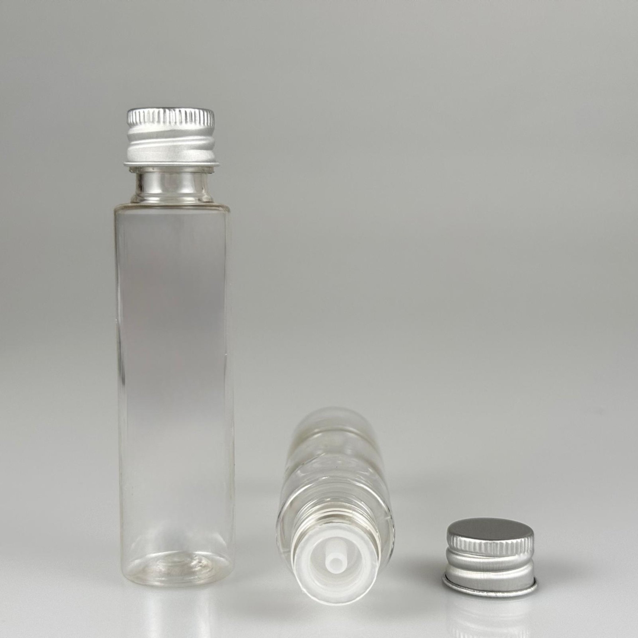 35 CC PET ŞİŞE - KÖPÜK CONTALI GÜMÜŞ ALÜMİNYUM METAL KAPAKLI + DAMLALIKLI KOLONYA TIPALI TAKIM - 35 ML ŞEFFAF PET ŞİŞE