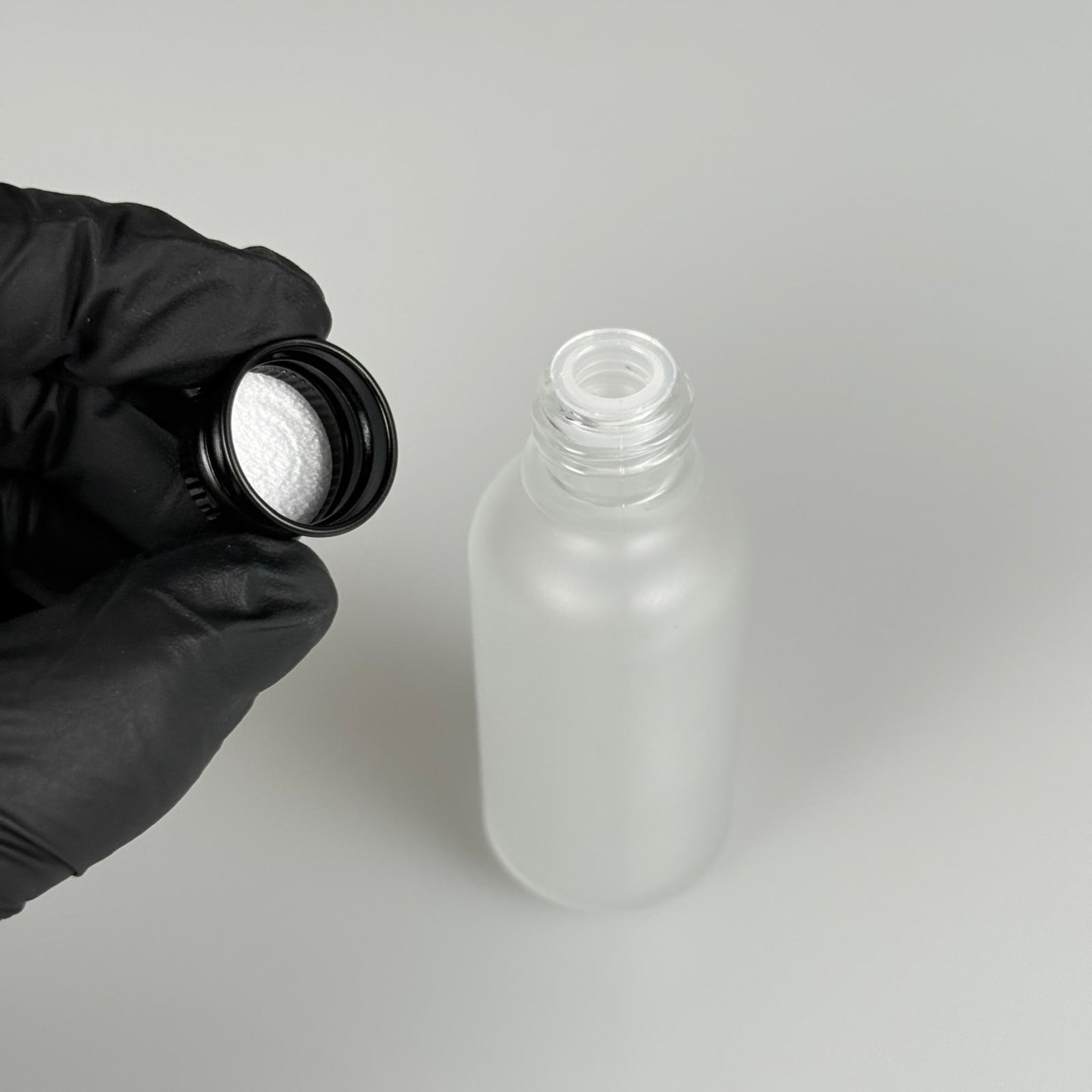 30 CC BUZLU CAM ŞİŞE + KÖPÜK CONTALI SİYAH ALÜMİNYUM METAL KAPAKLI + KÖR TIPALI TAKIM - 30 ML BUZLU CAM ŞİŞE